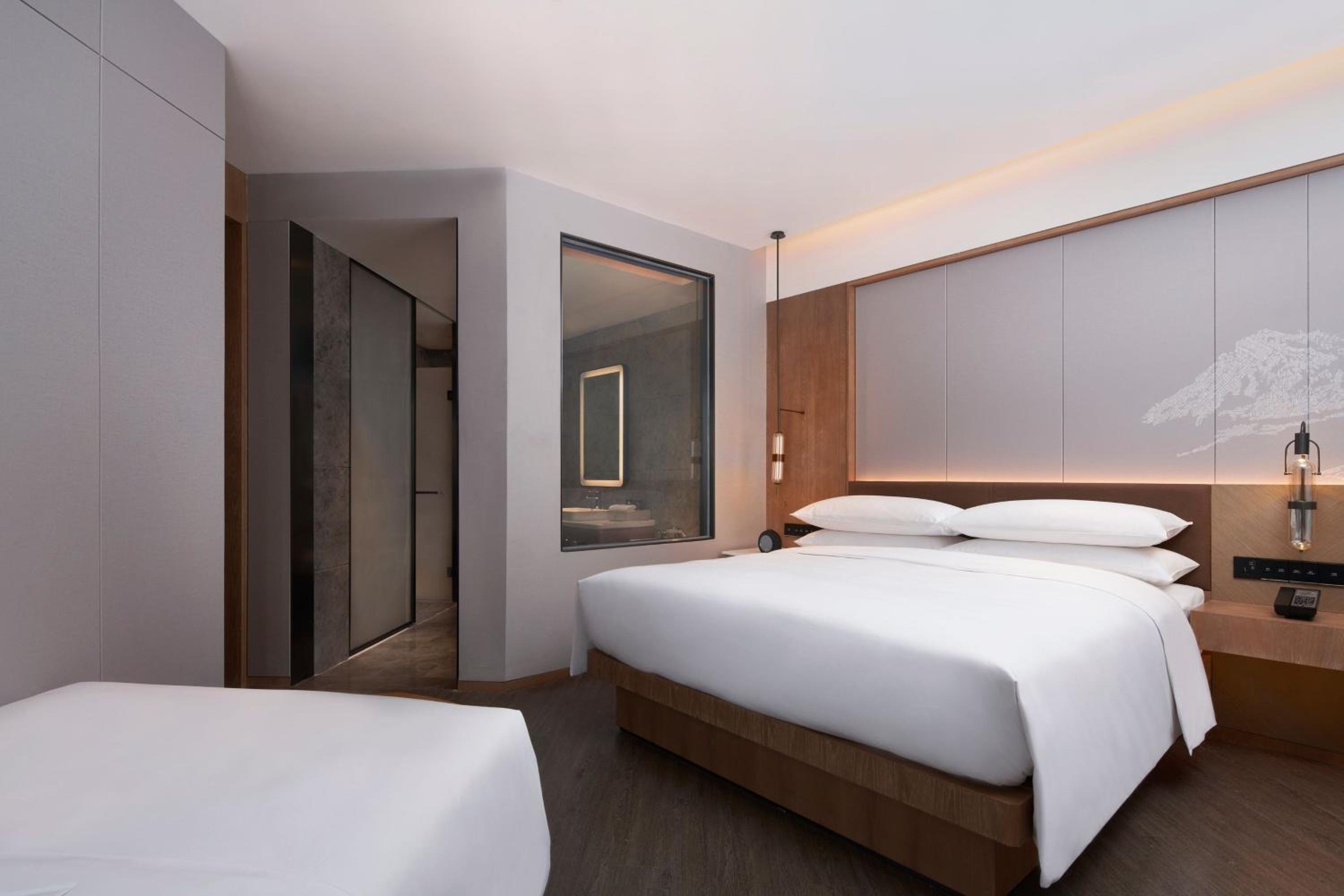 Family Suite with Mountain View - Photo 4