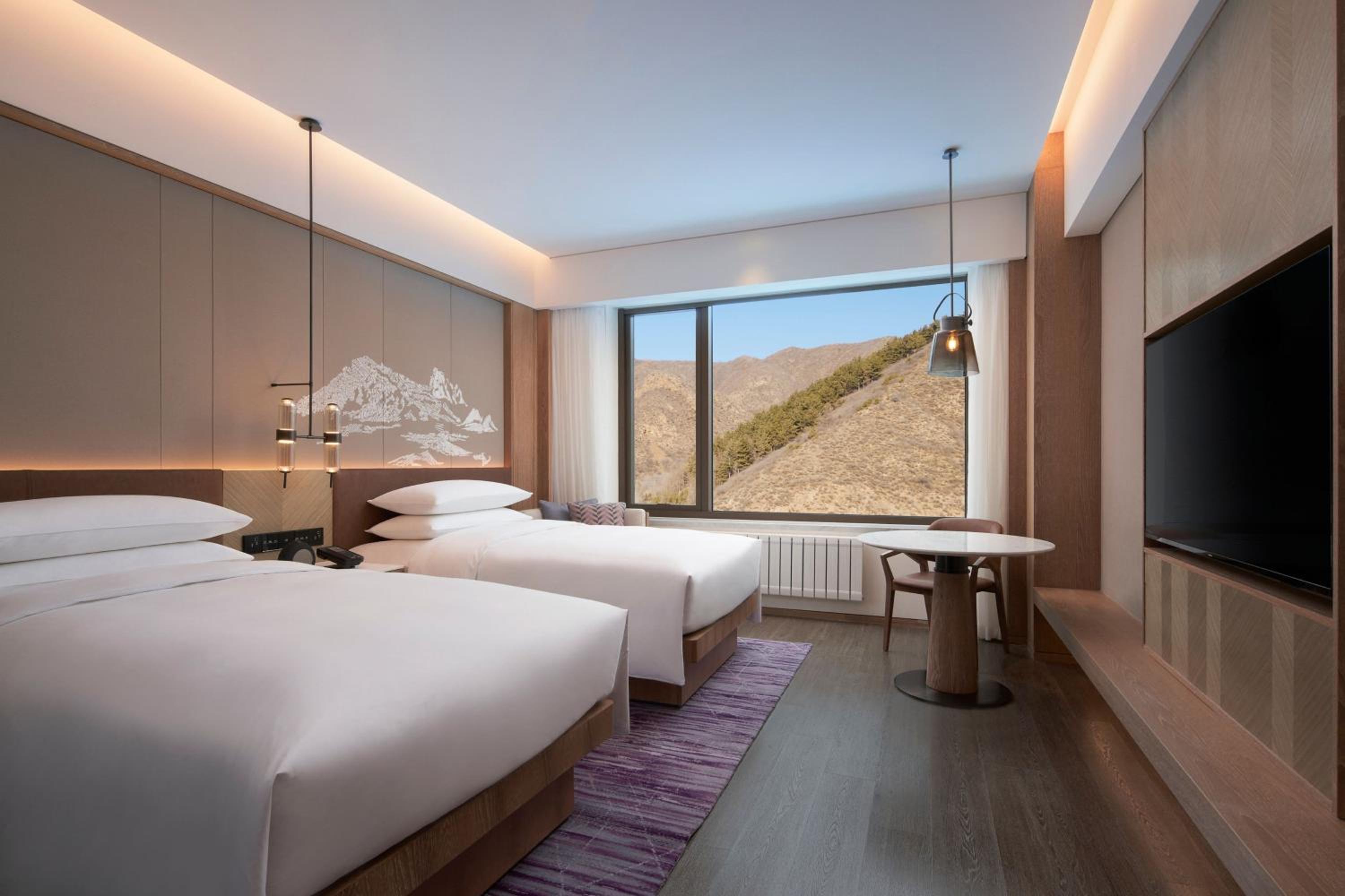 Double Room with Two Double Beds and Mountain View - Photo 1