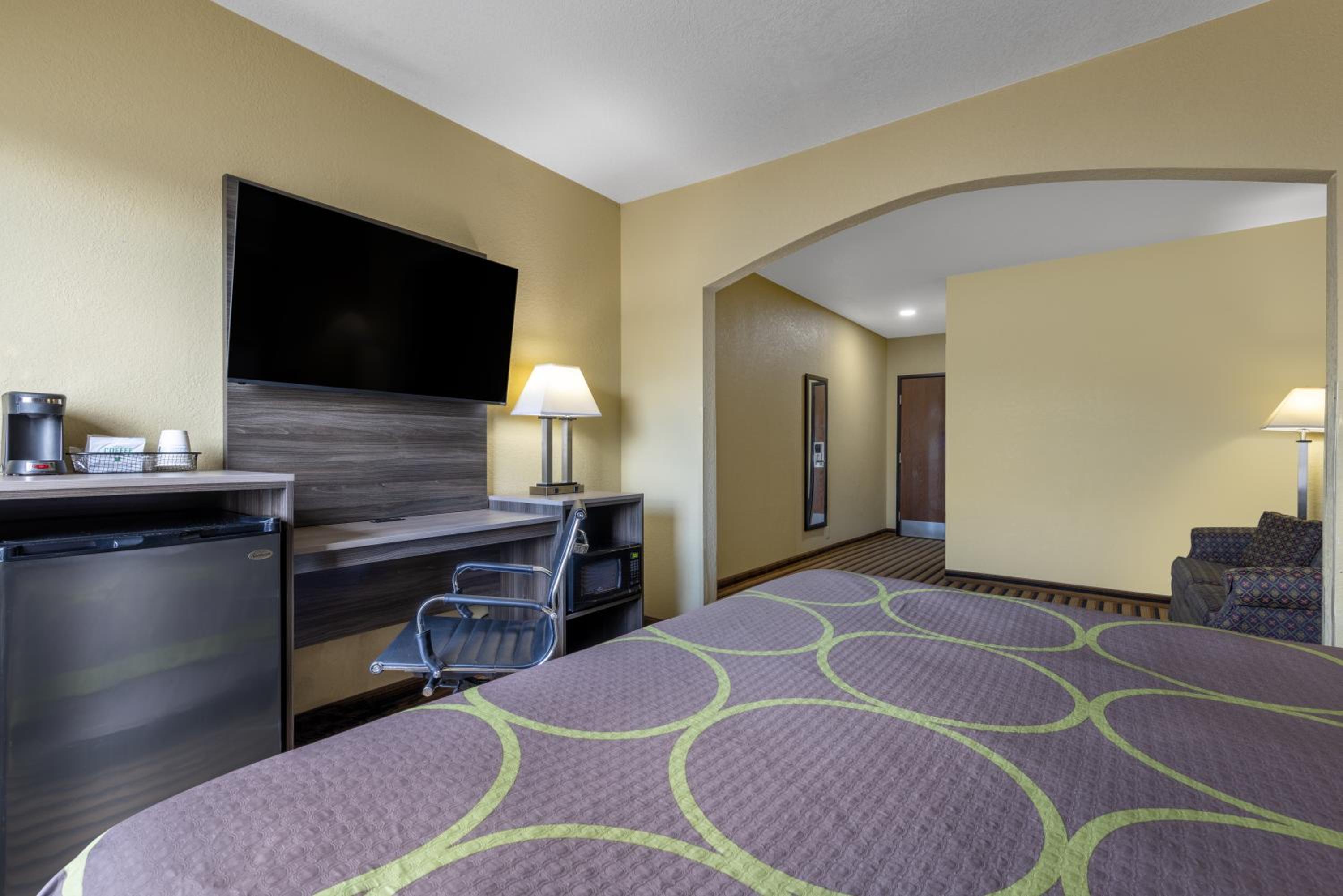 Deluxe King Suite - Non-Smoking - Photo 2