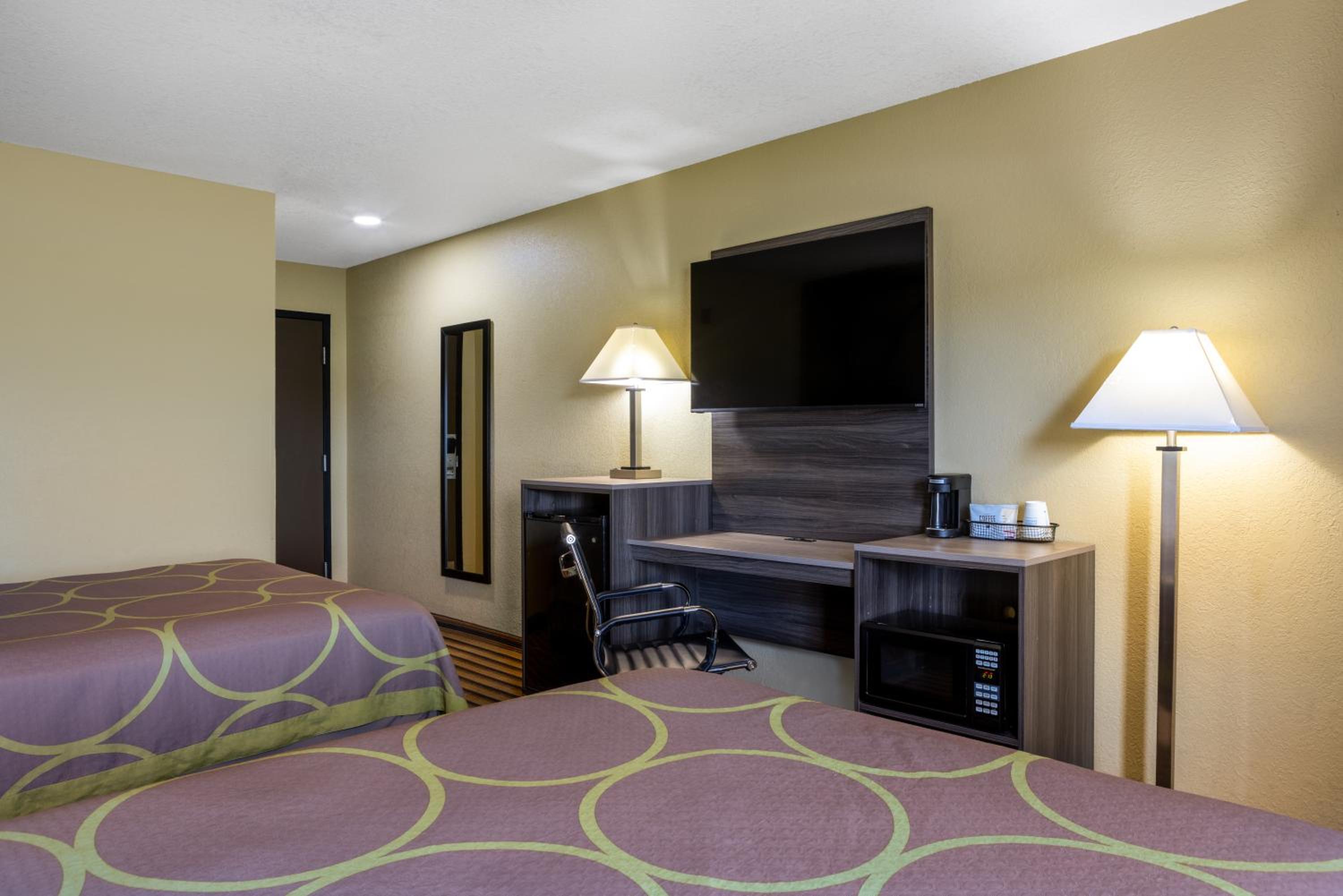Queen Room with Two Queen Beds - Non-Smoking - Photo 4