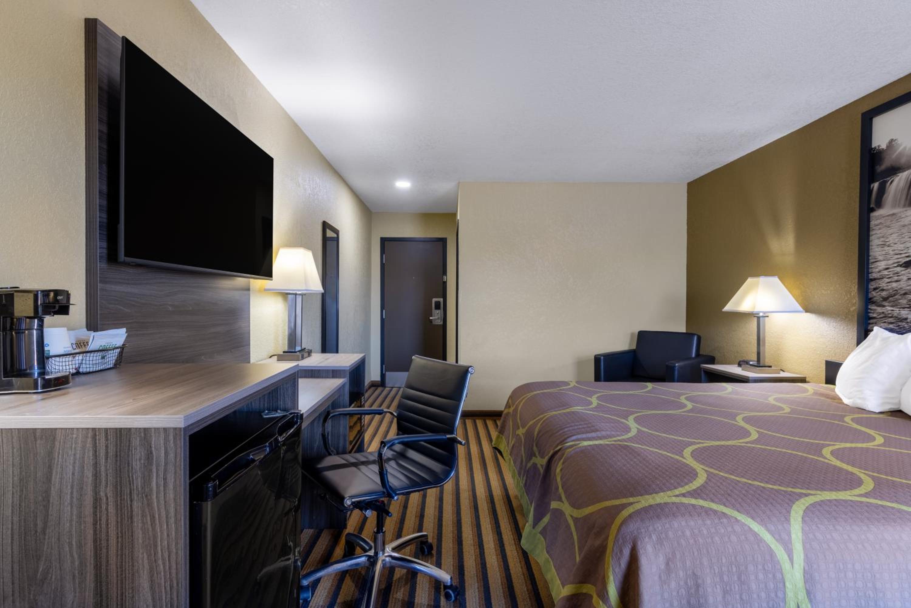 King Room - Non-Smoking - Photo 4
