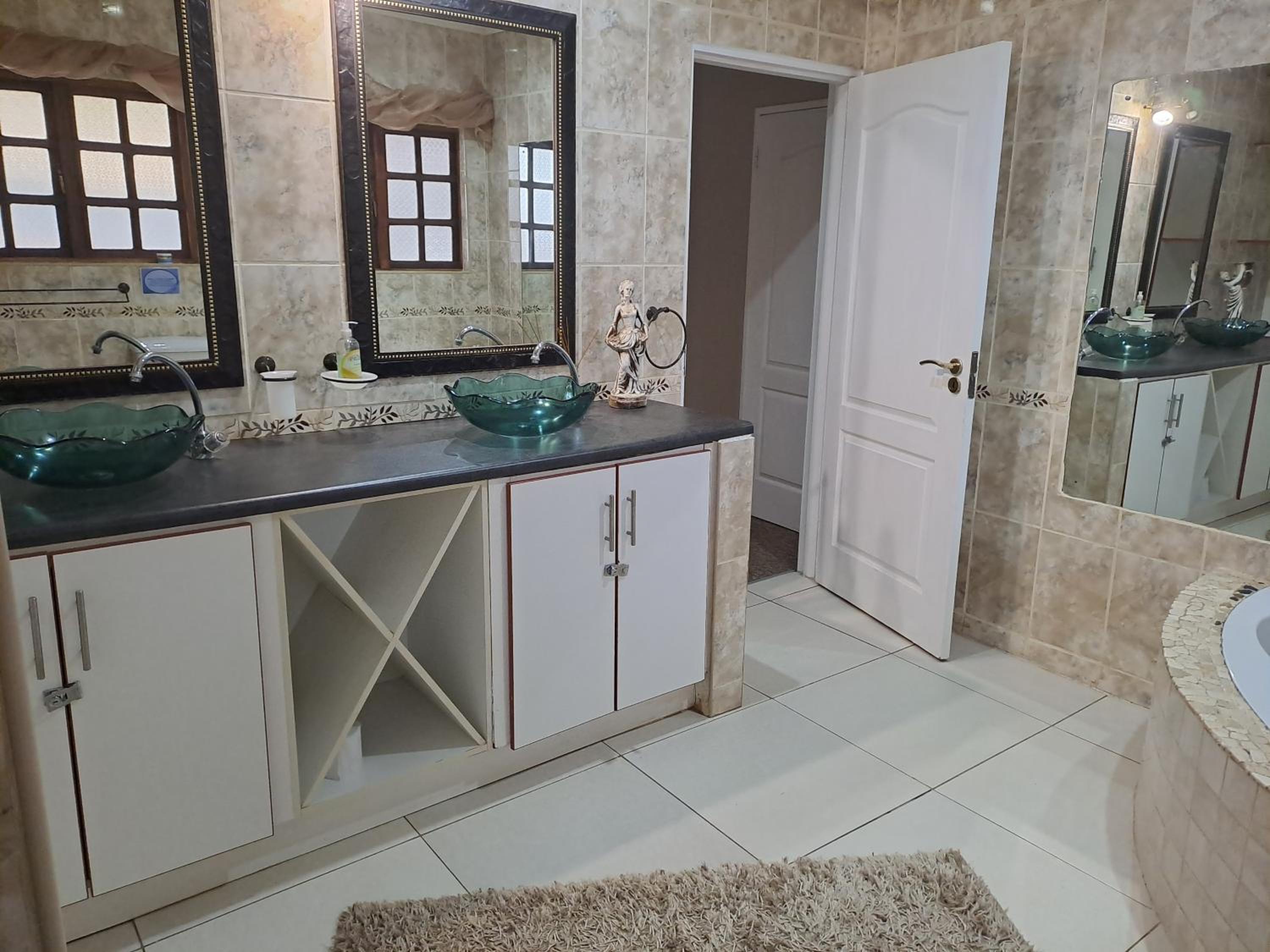 King Suite - Photo 3