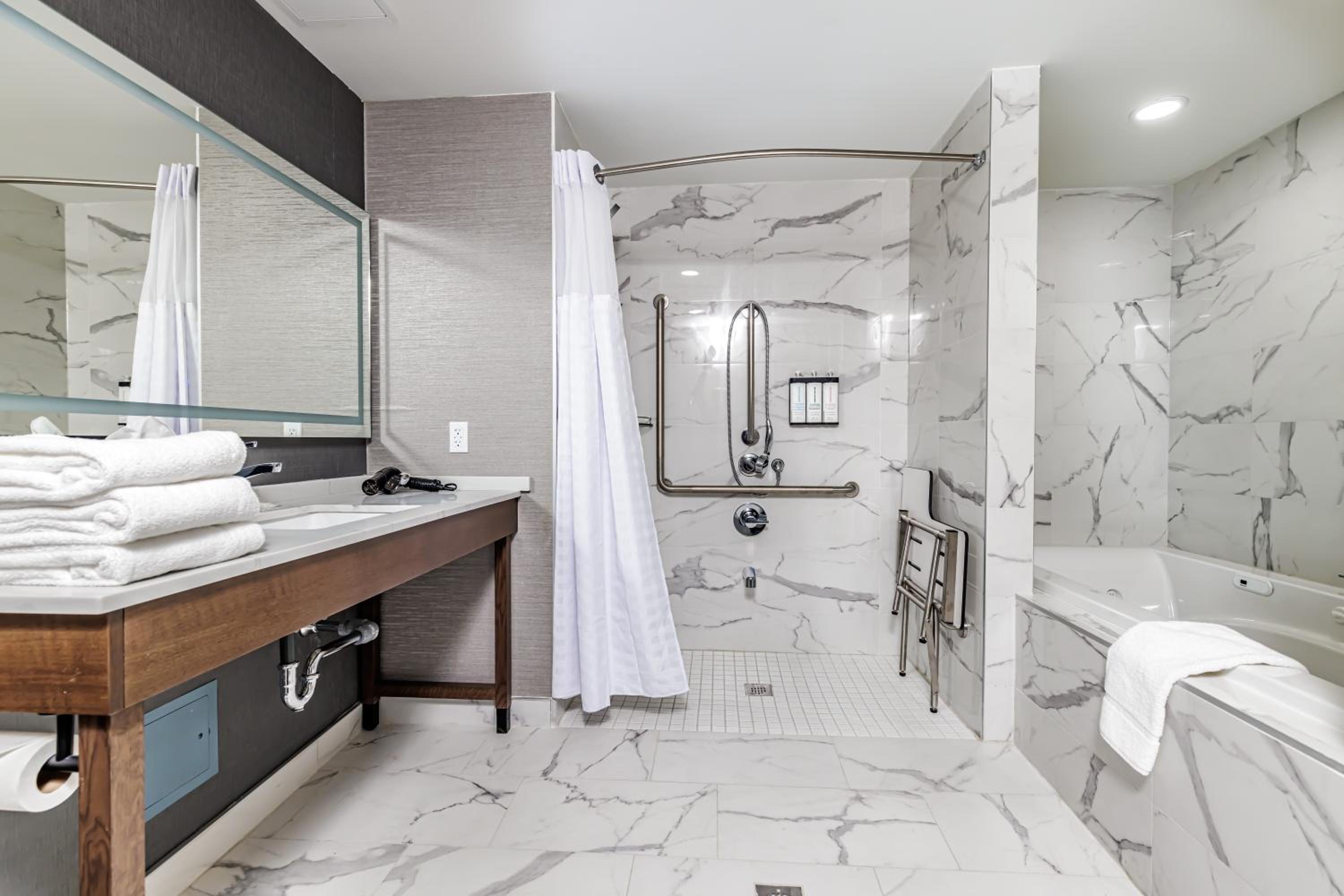 King Suite with Sofa Bed and Roll-In Shower - Disability Access - Photo 1
