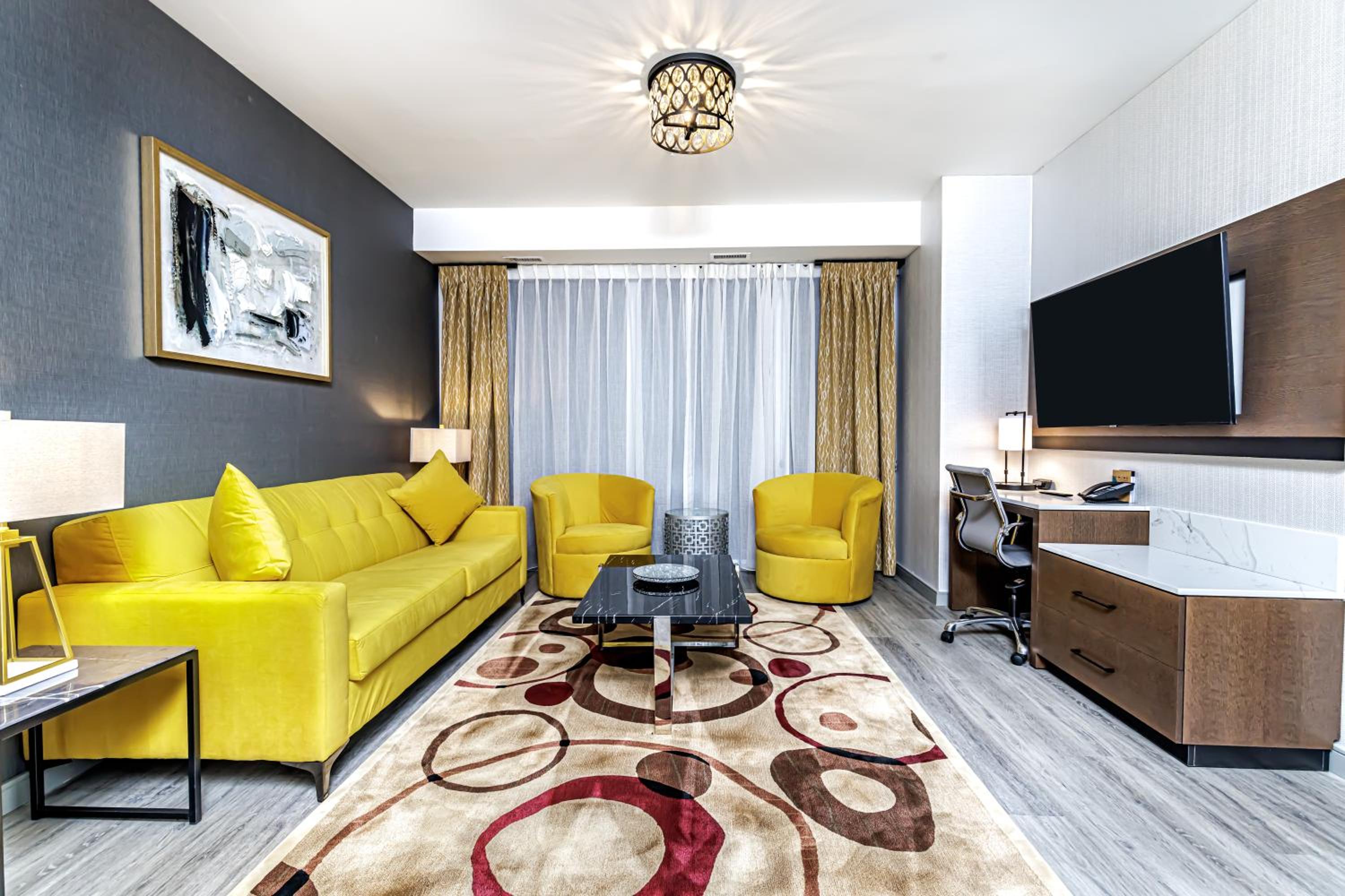 King Suite with Sofa Bed and Roll-In Shower - Disability Access - Photo 2