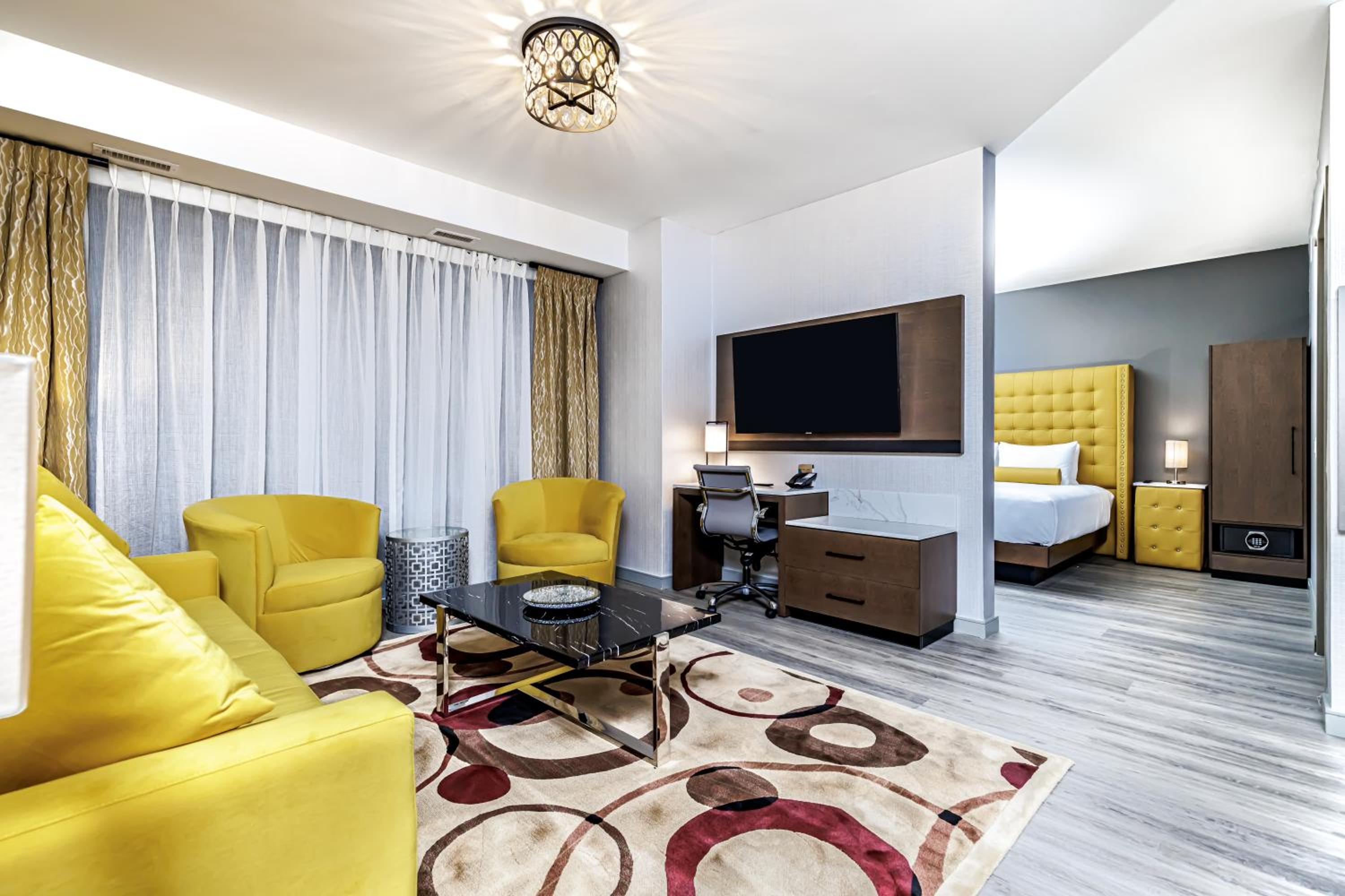 King Suite with Sofa Bed and Roll-In Shower - Disability Access - Photo 3