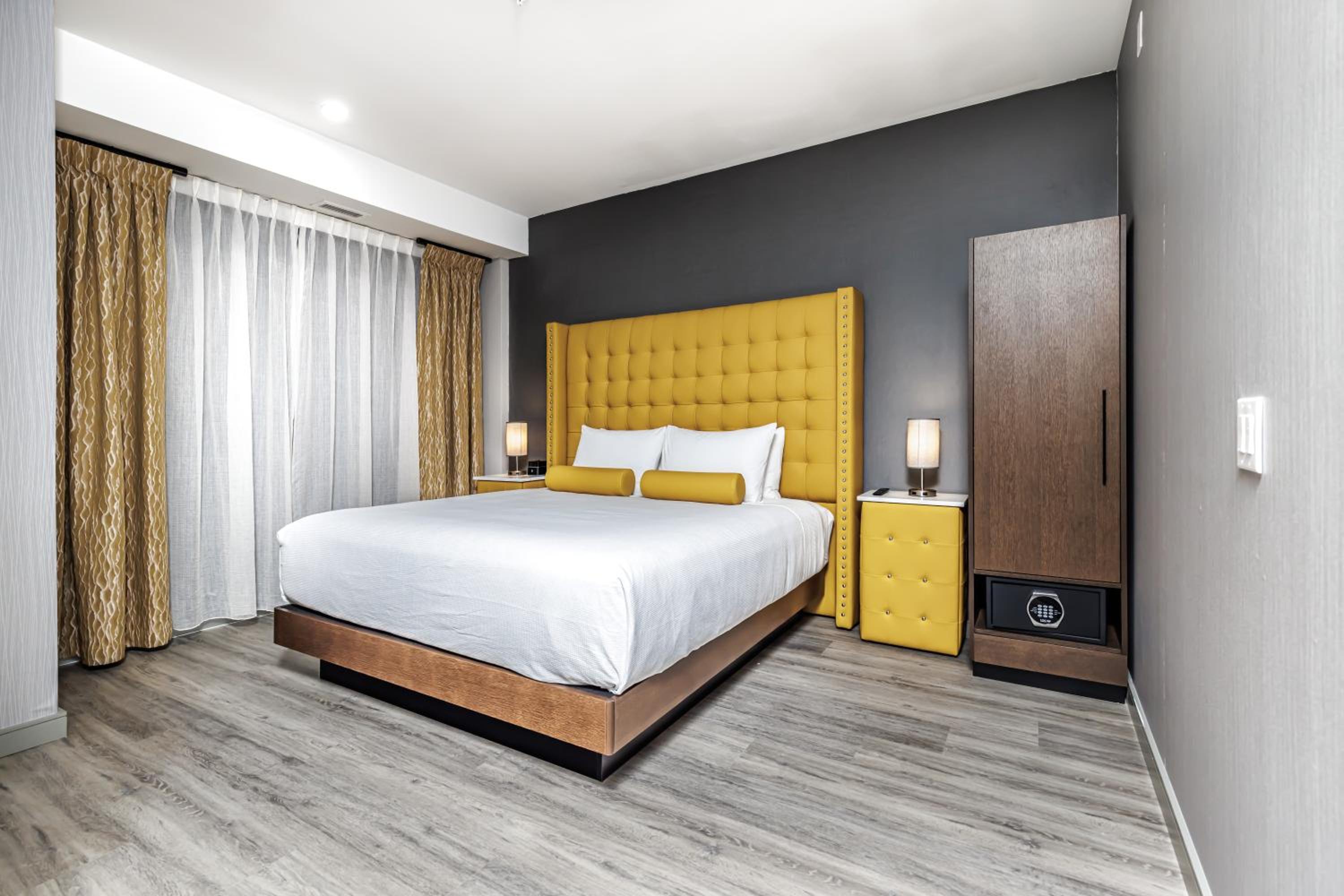 King Suite with Sofa Bed and Roll-In Shower - Disability Access - Photo 4