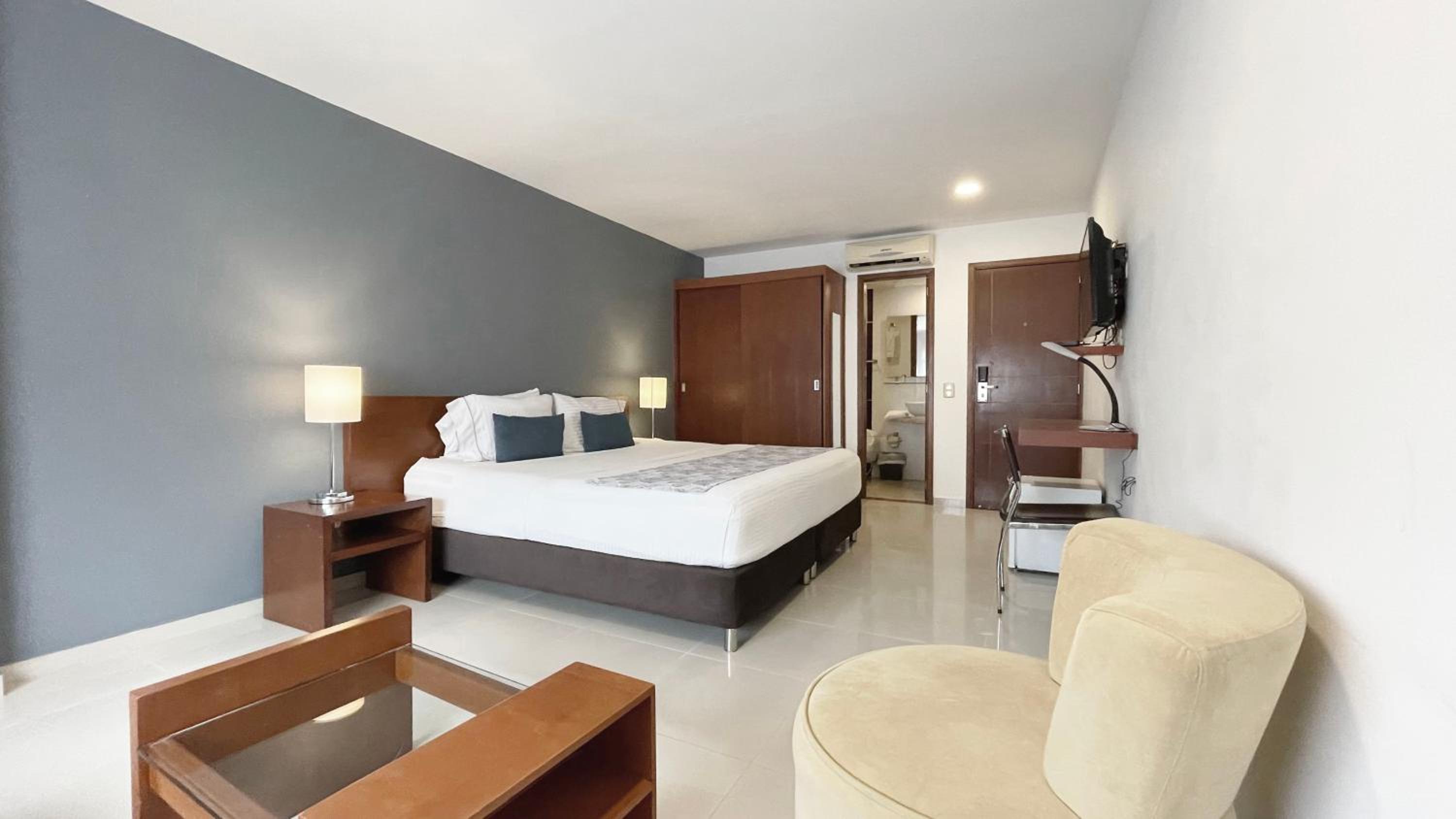 Superior King Room - Photo 4