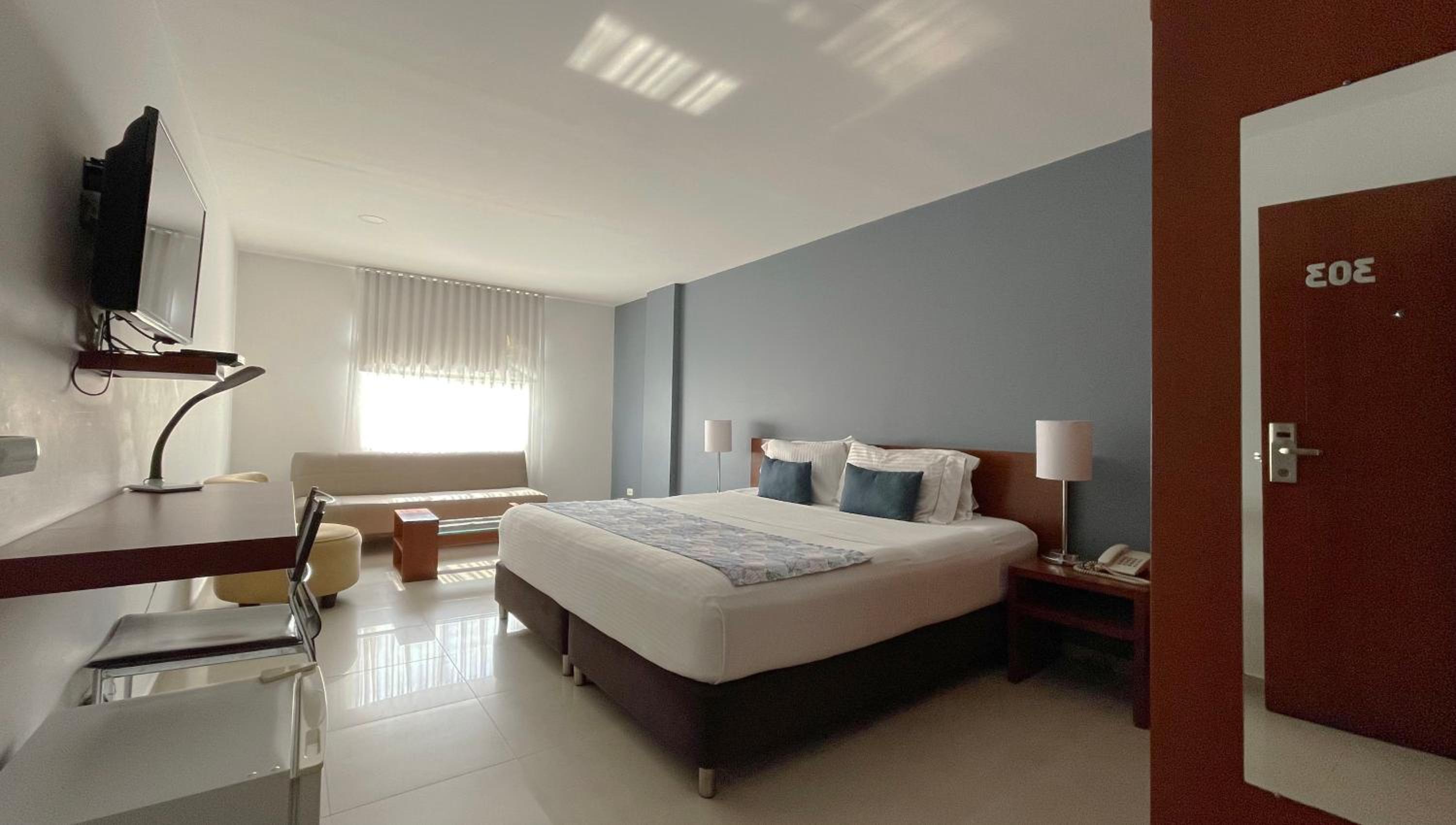 Superior King Room - Photo 3