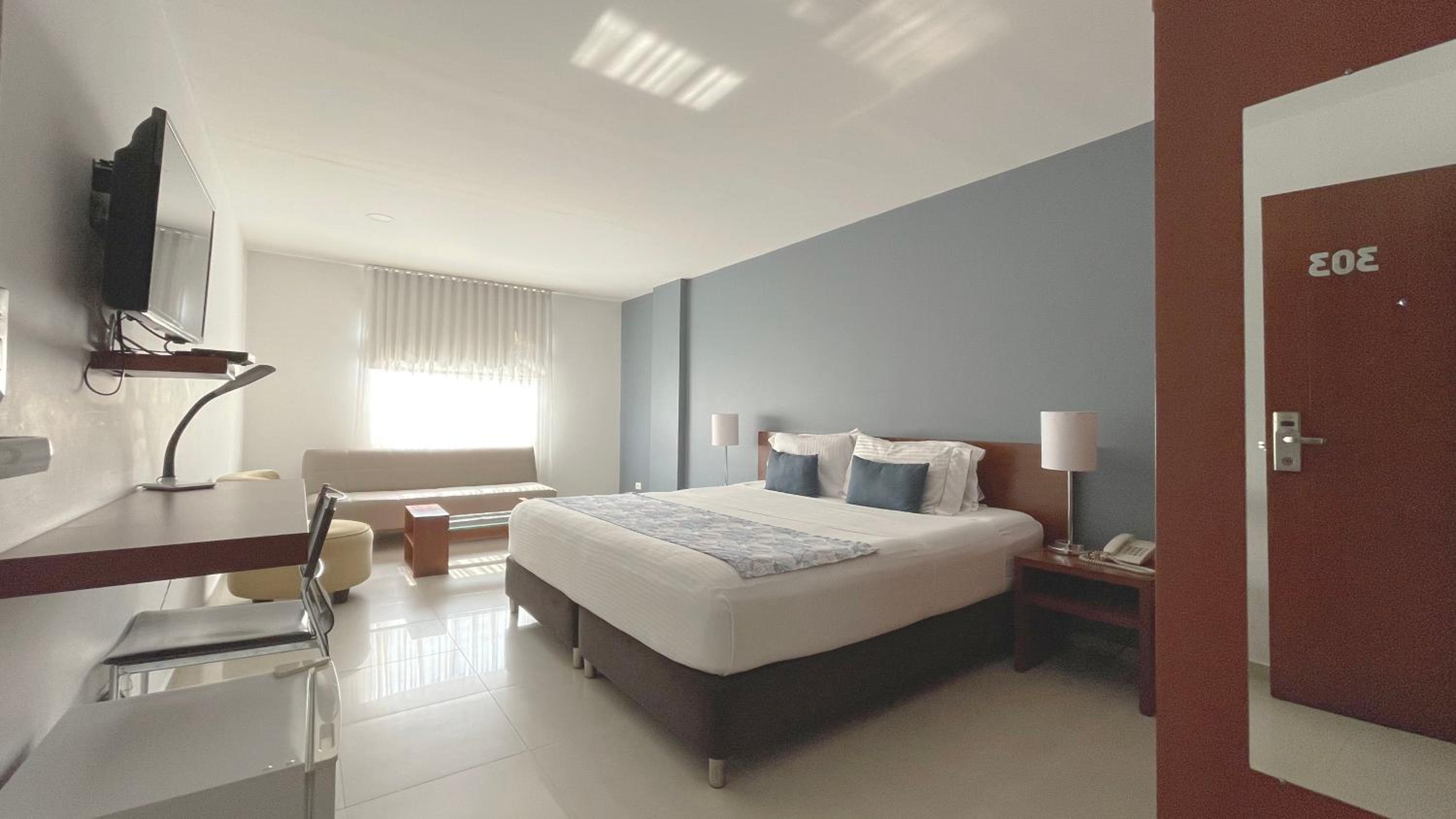 Superior King Room - Photo 1