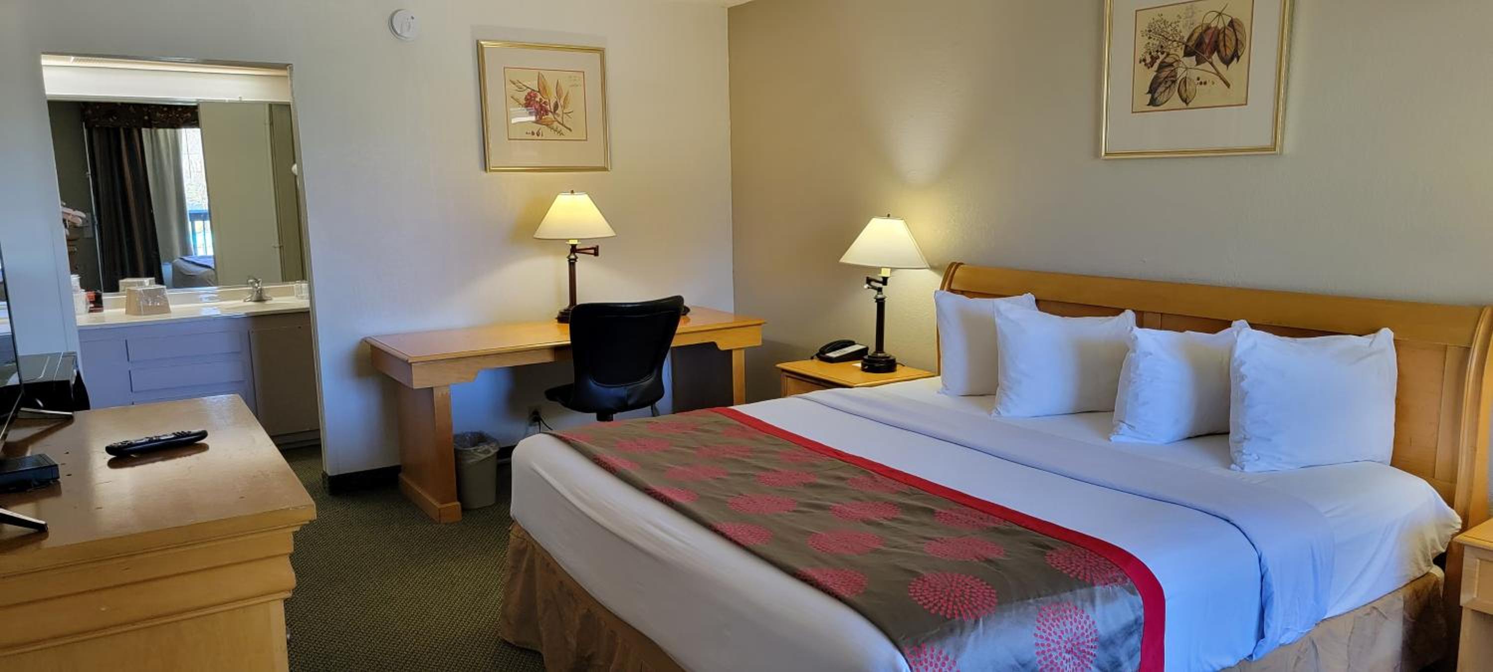 Deluxe King Room - Mobility Access/Non-Smoking photo 1