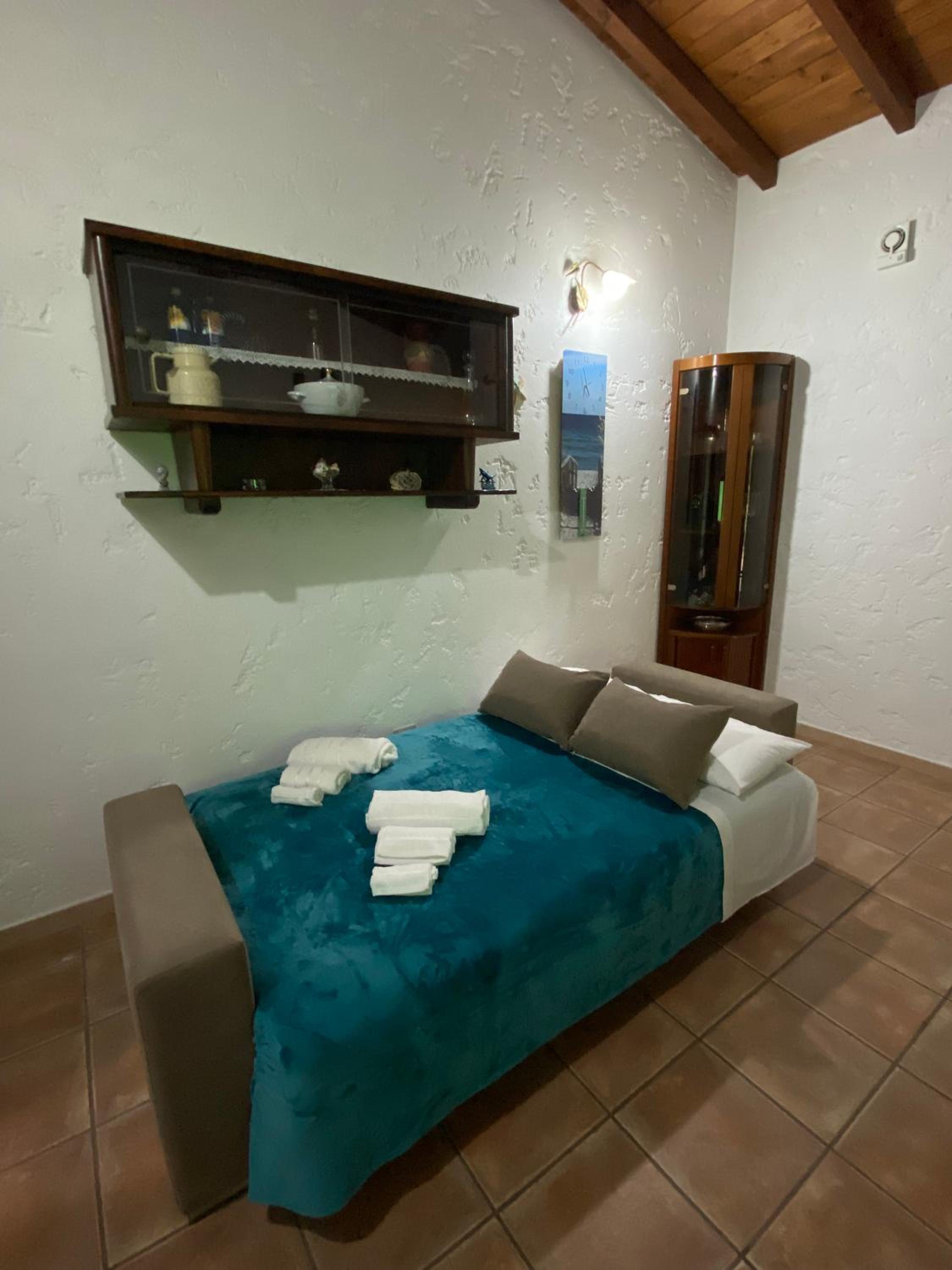 One-Bedroom House photo 1