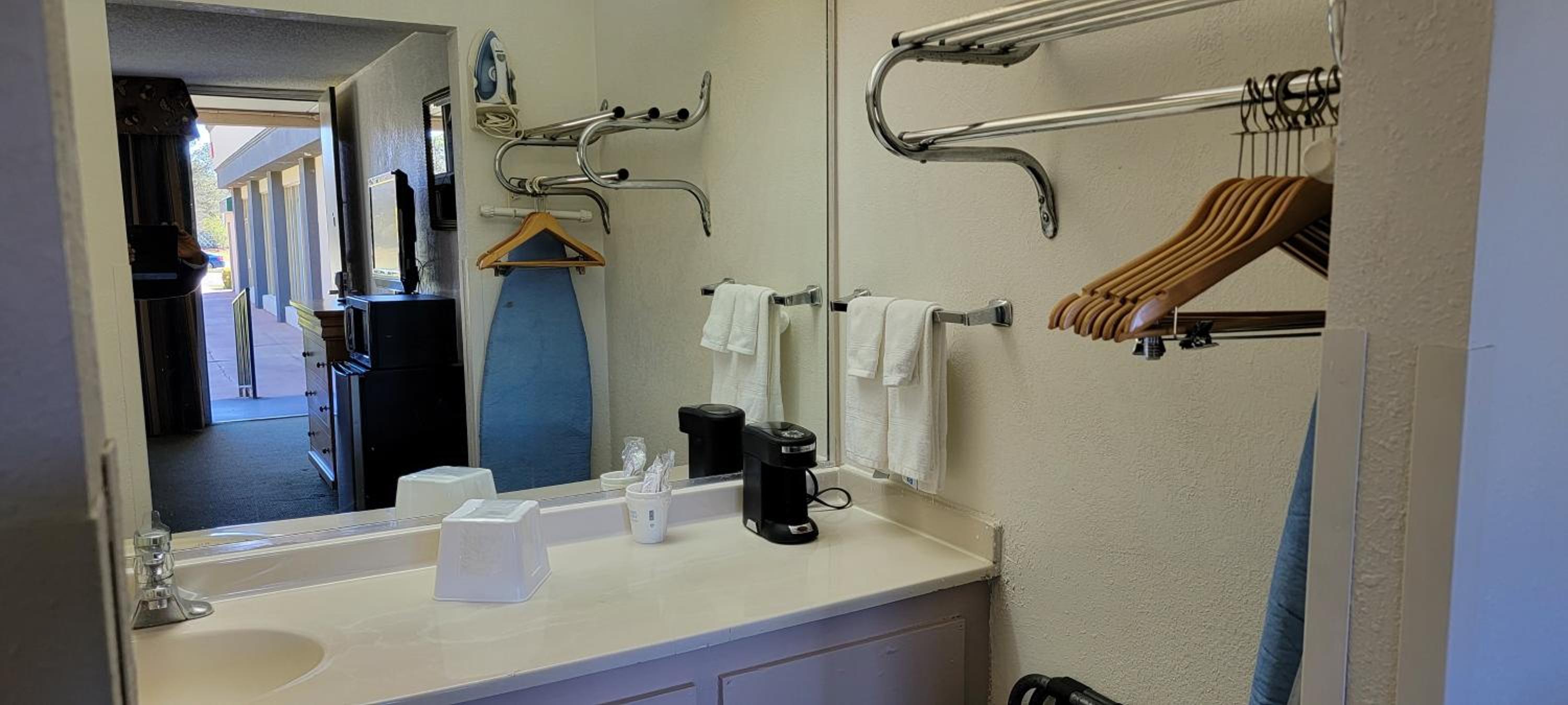 Deluxe King Room - Mobility Access/Non-Smoking photo 3