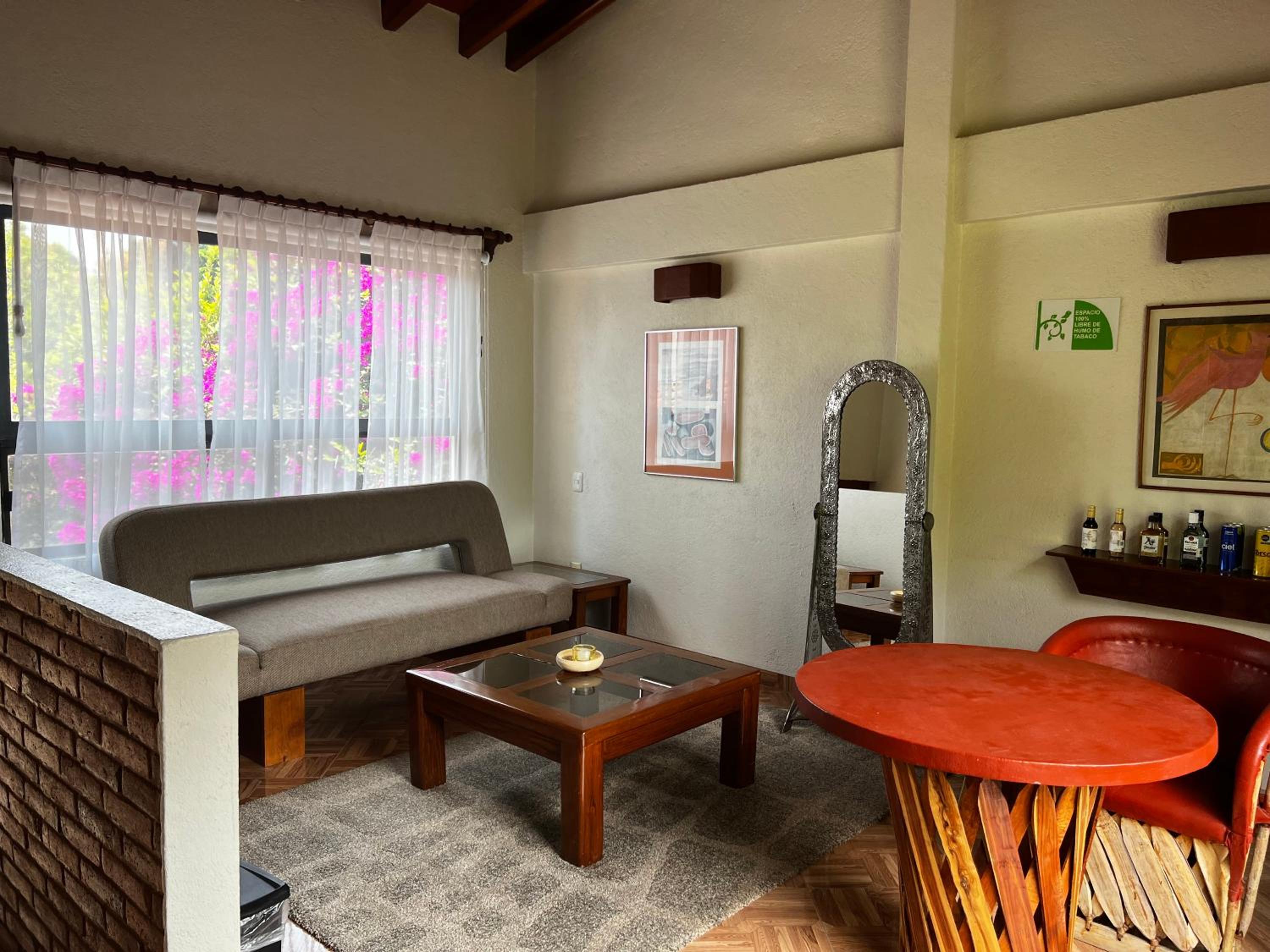 Suite - Photo 1