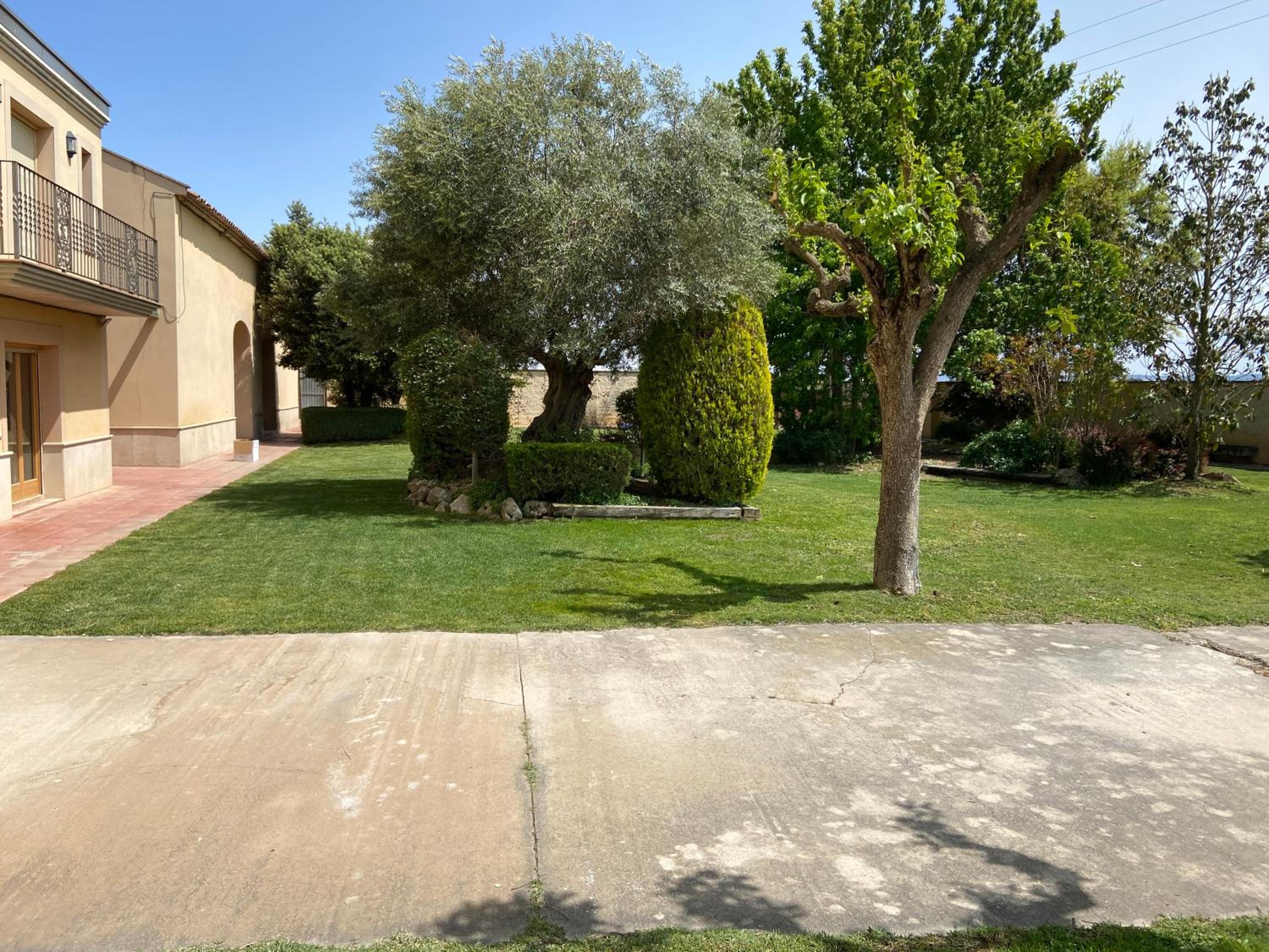 Eight-Bedroom House photo 2