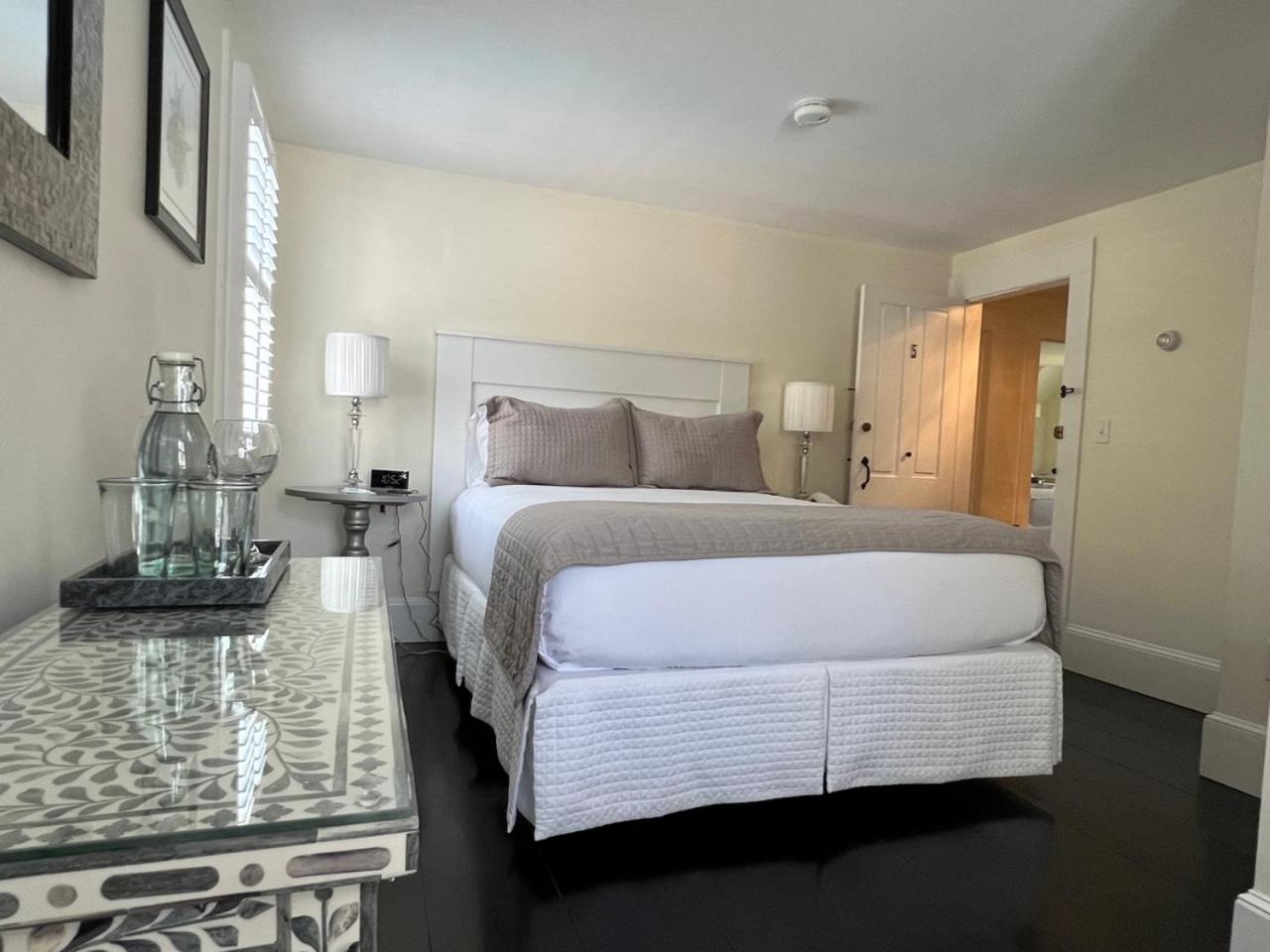Queen Room photo 2