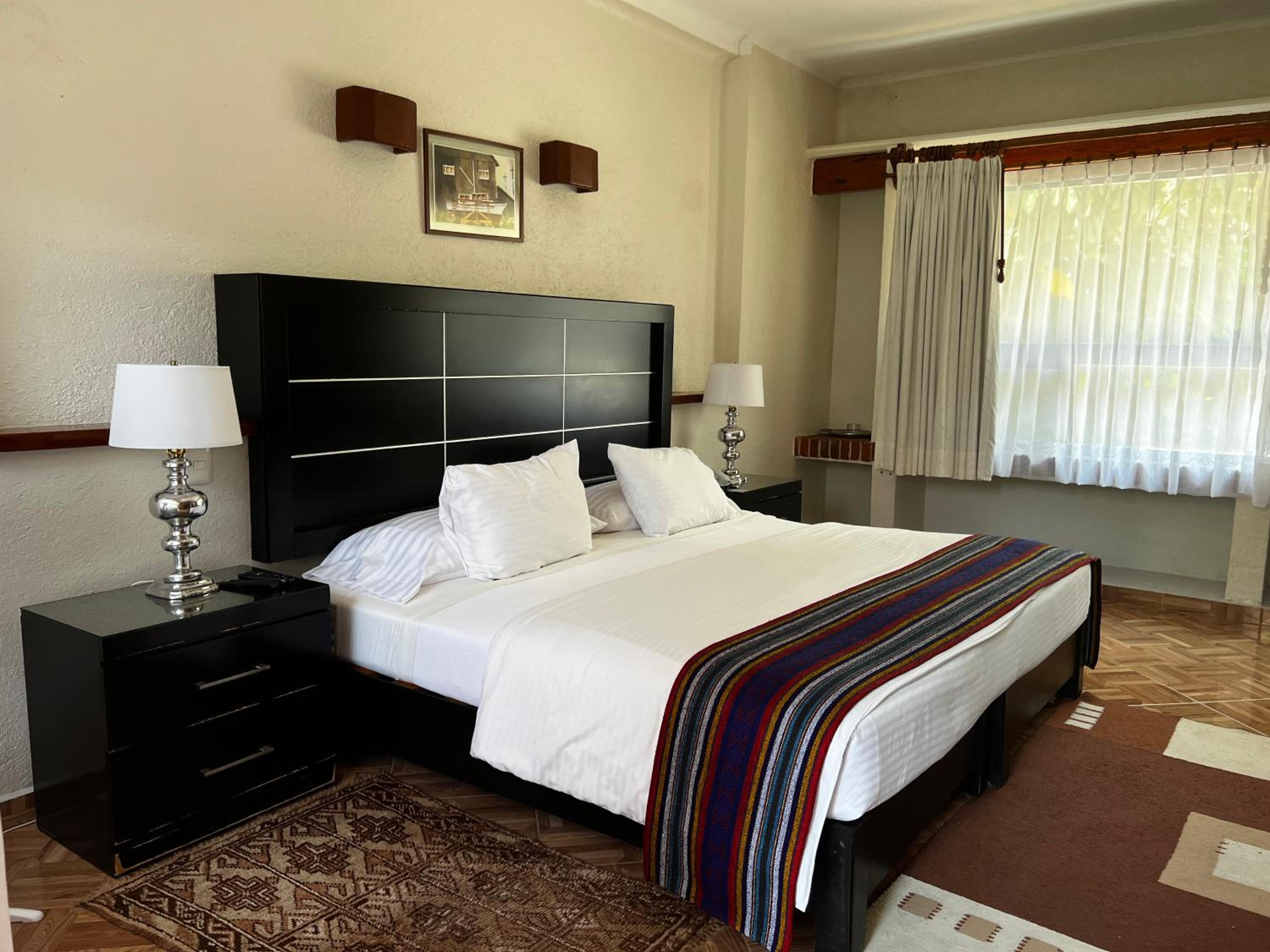 Deluxe Queen Room - Photo 8