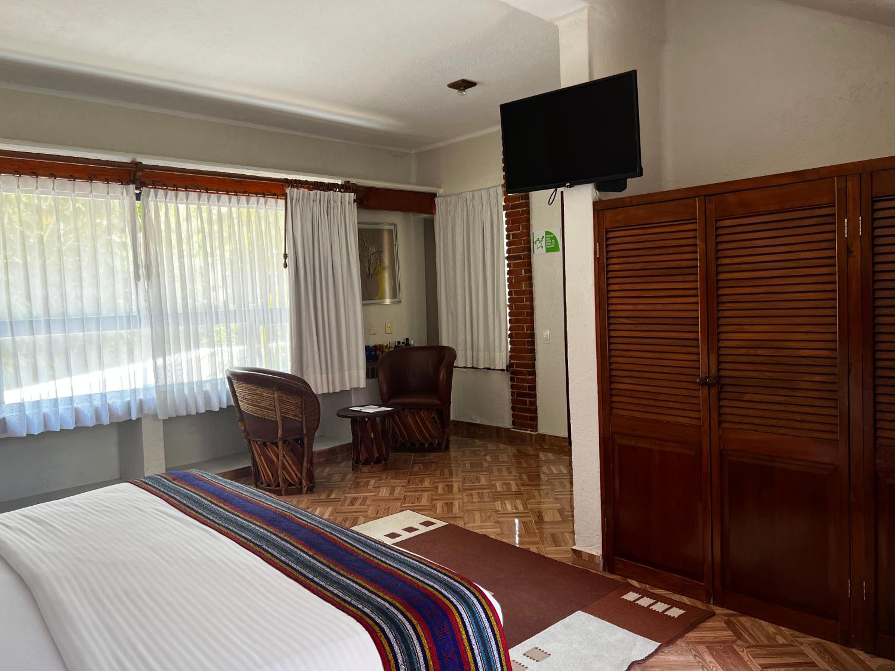 Deluxe Queen Room - Photo 9