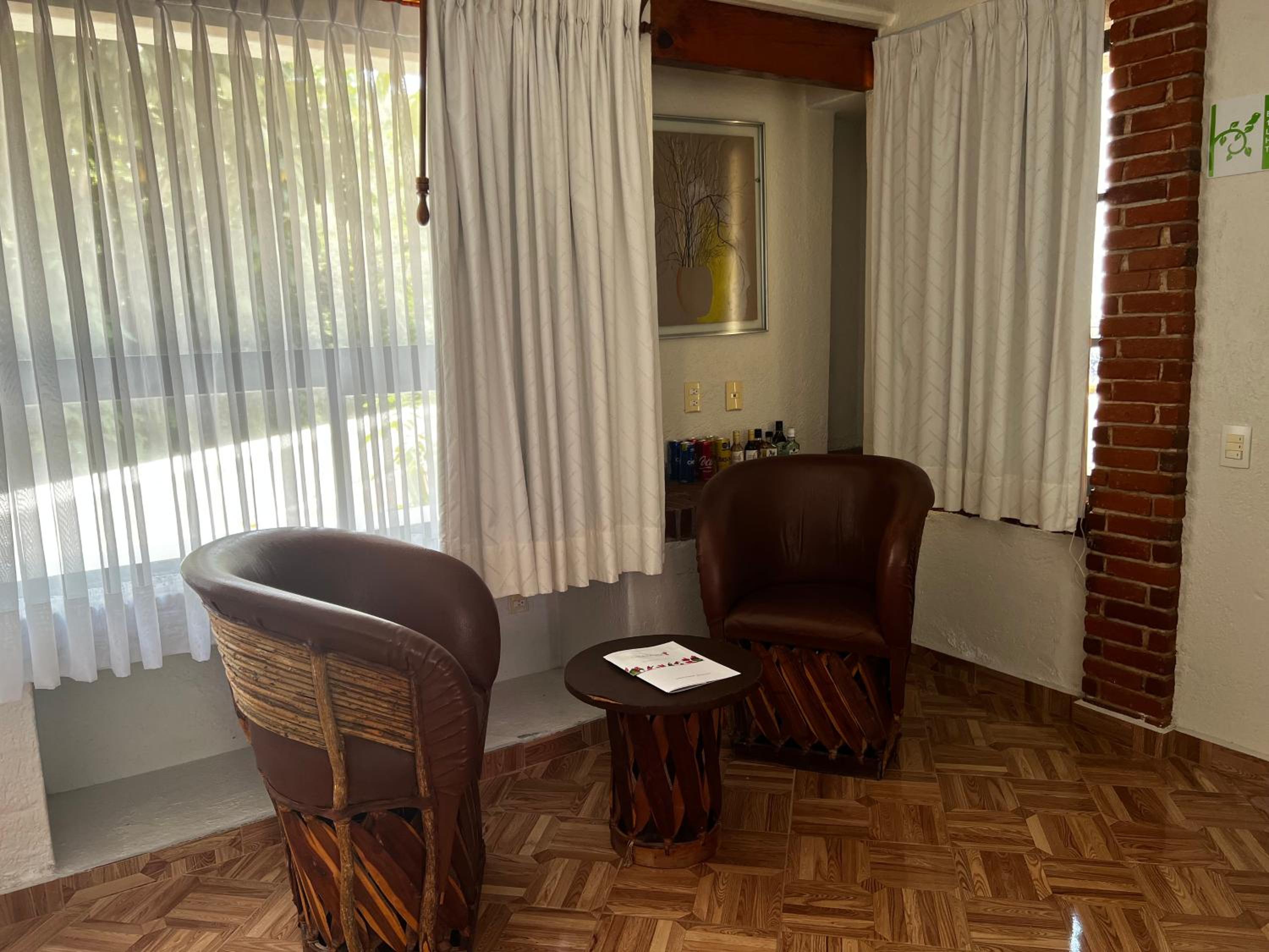 Deluxe Queen Room - Photo 10