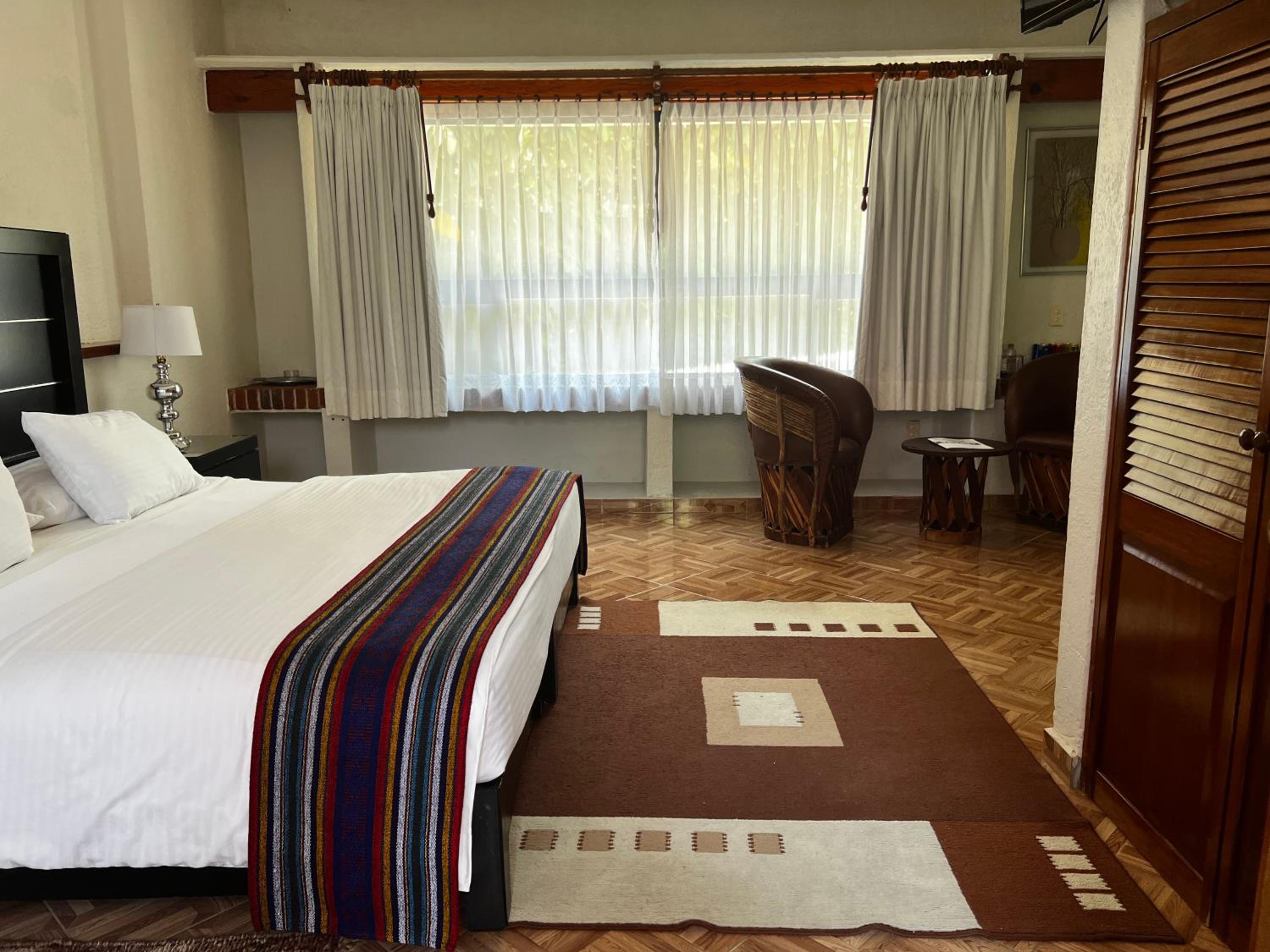 Deluxe Queen Room - Photo 1