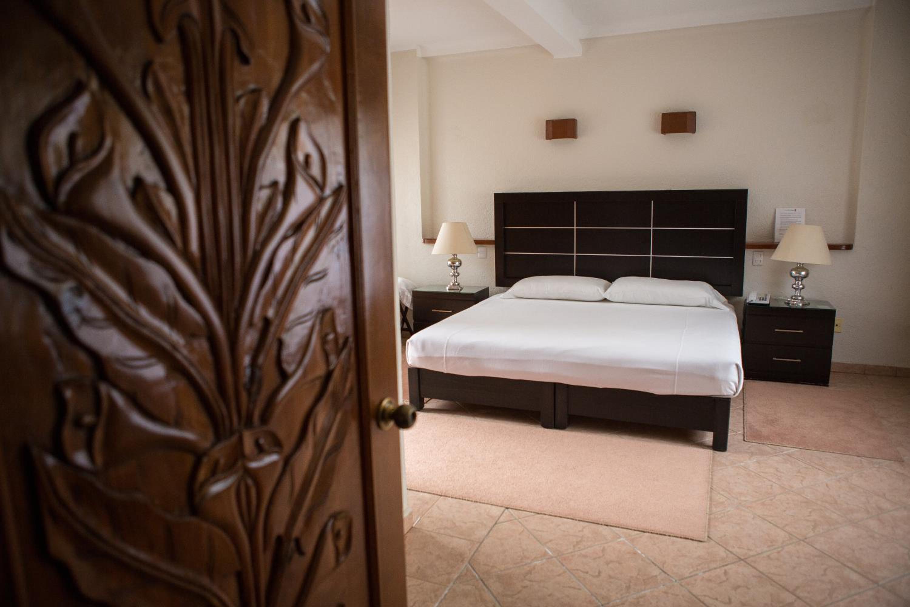Deluxe Queen Room - Photo 5
