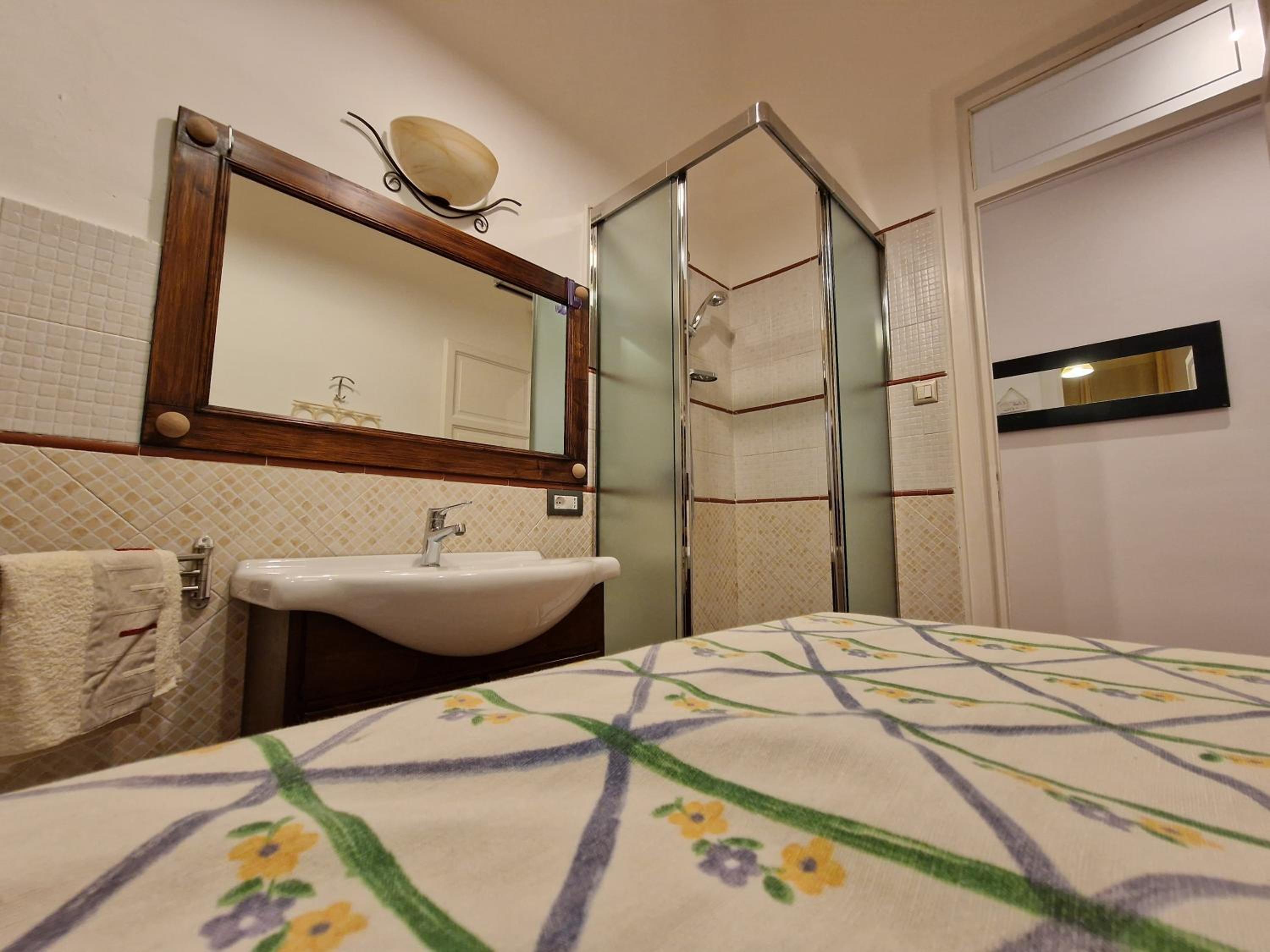 Double Room - Photo 7