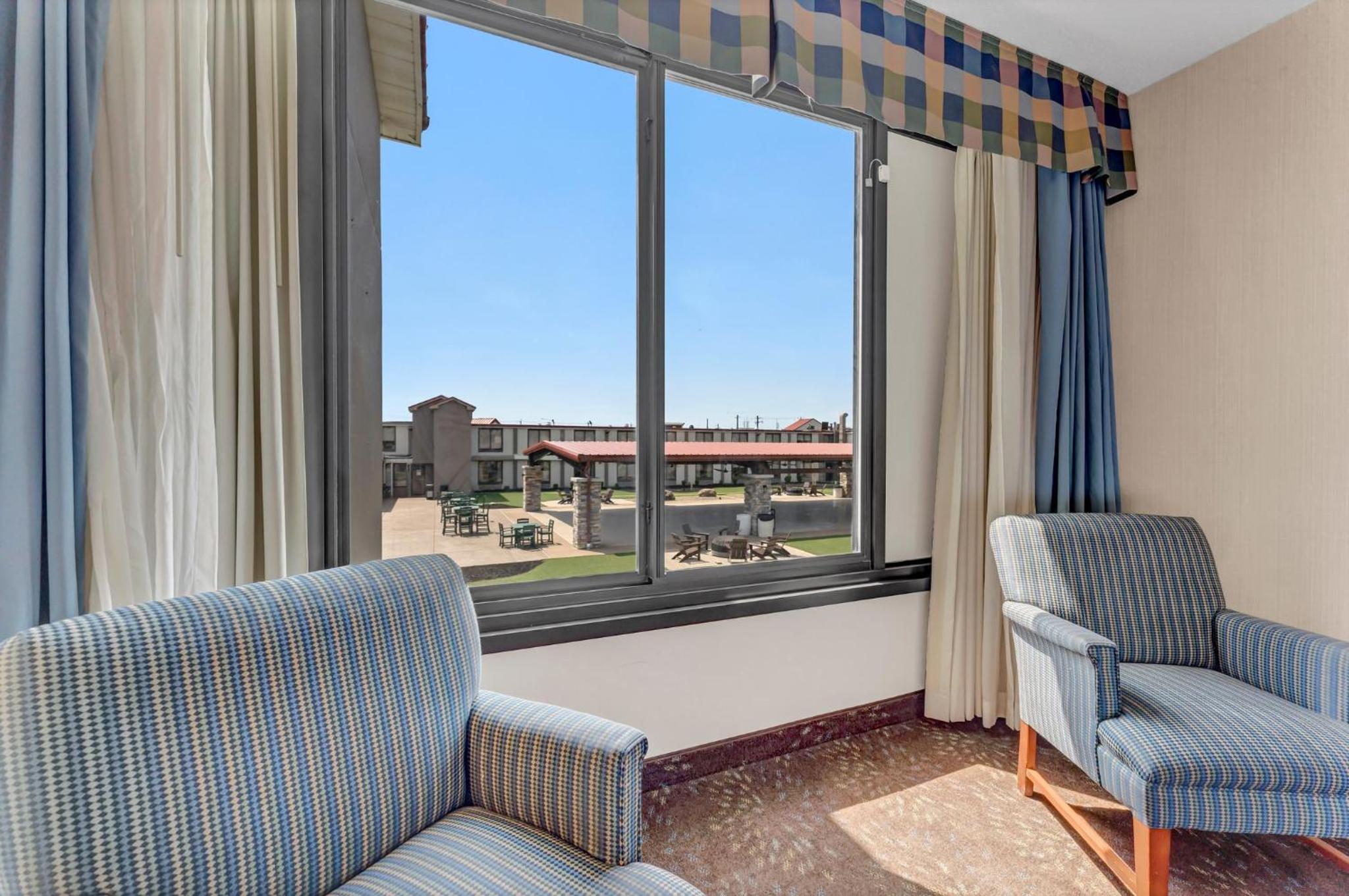 Deluxe King Room - Photo 2