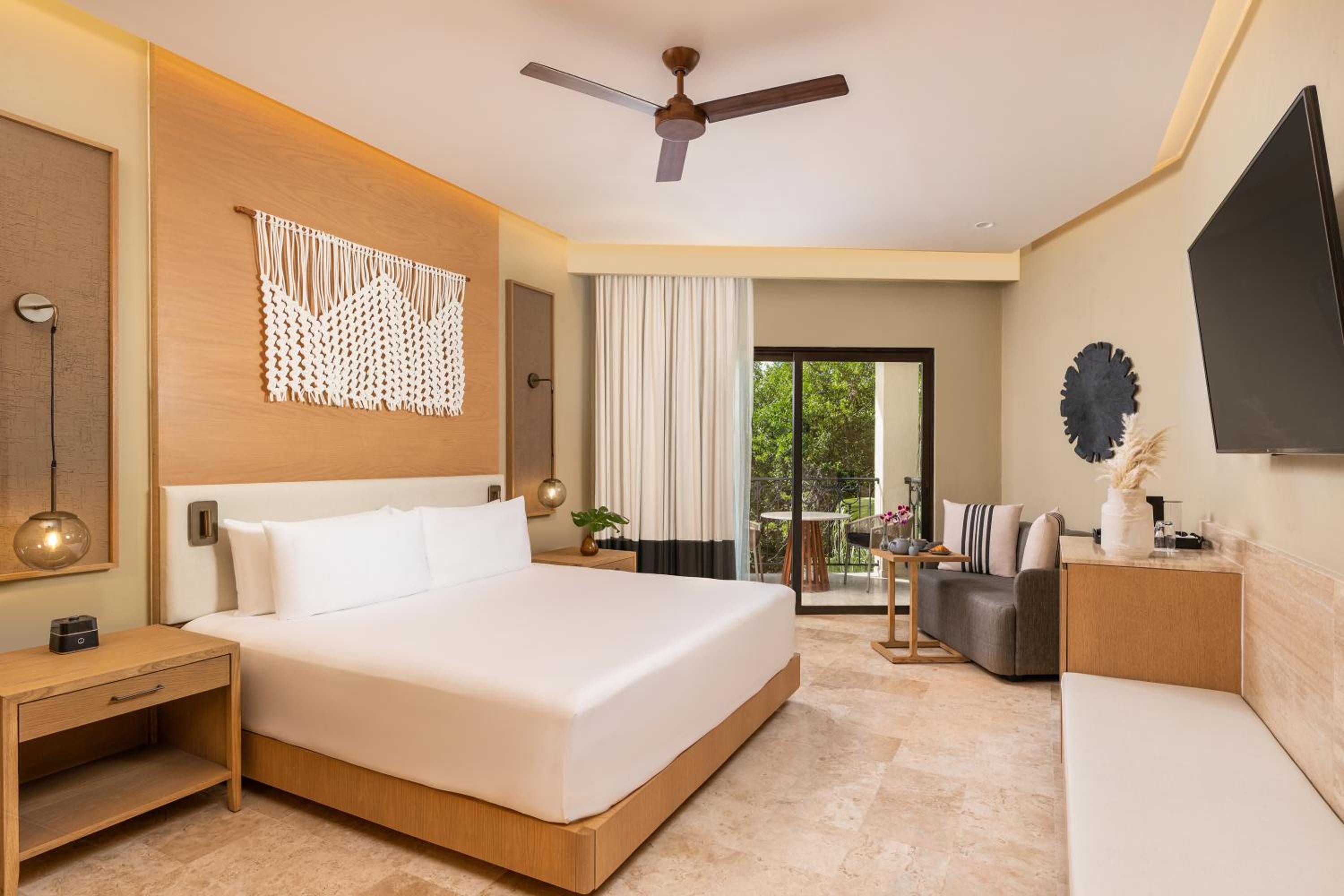 Junior King Suite with Tropical View - Photo 2