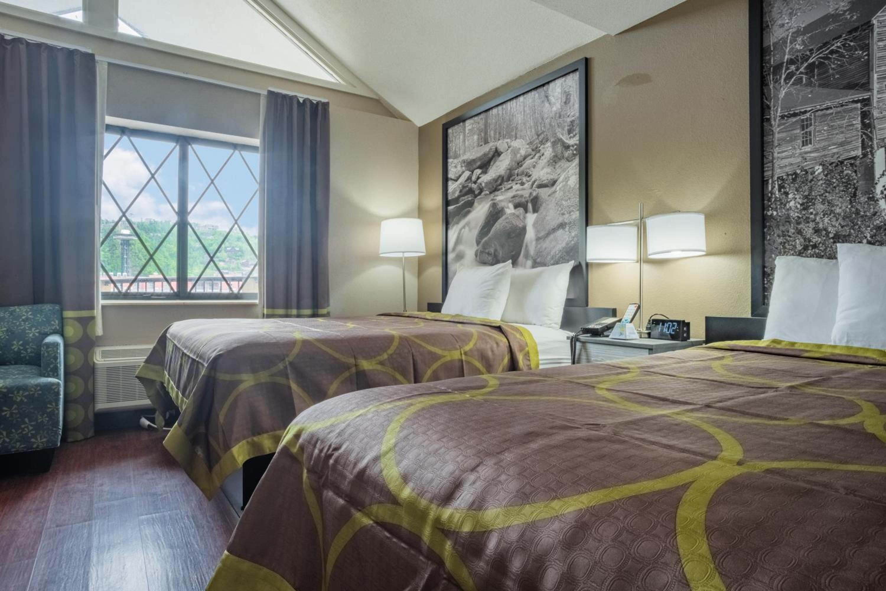 Queen Room with Two Queen Beds - Non-Smoking - Photo 5