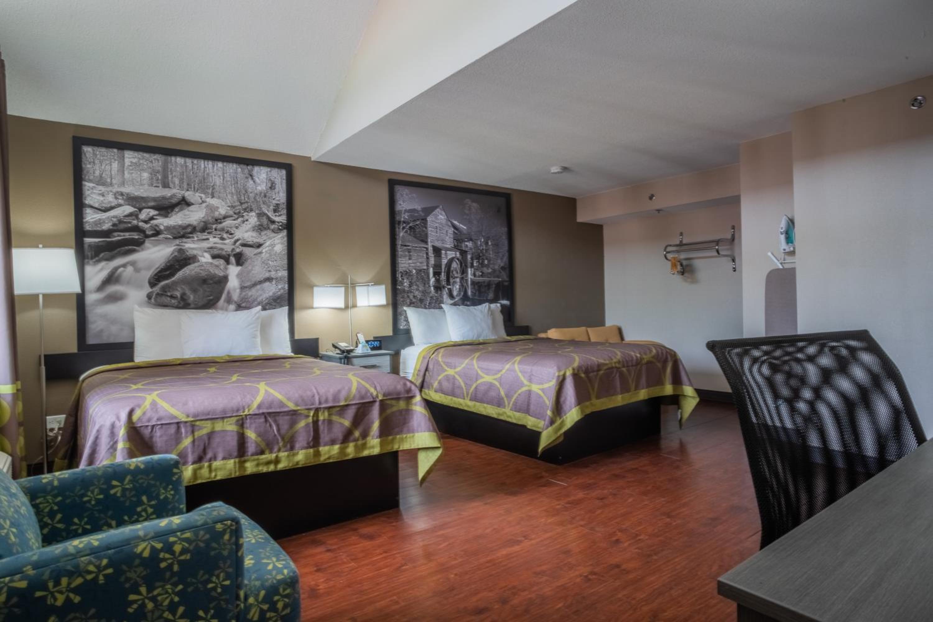 Queen Room with Two Queen Beds - Non-Smoking - Photo 3