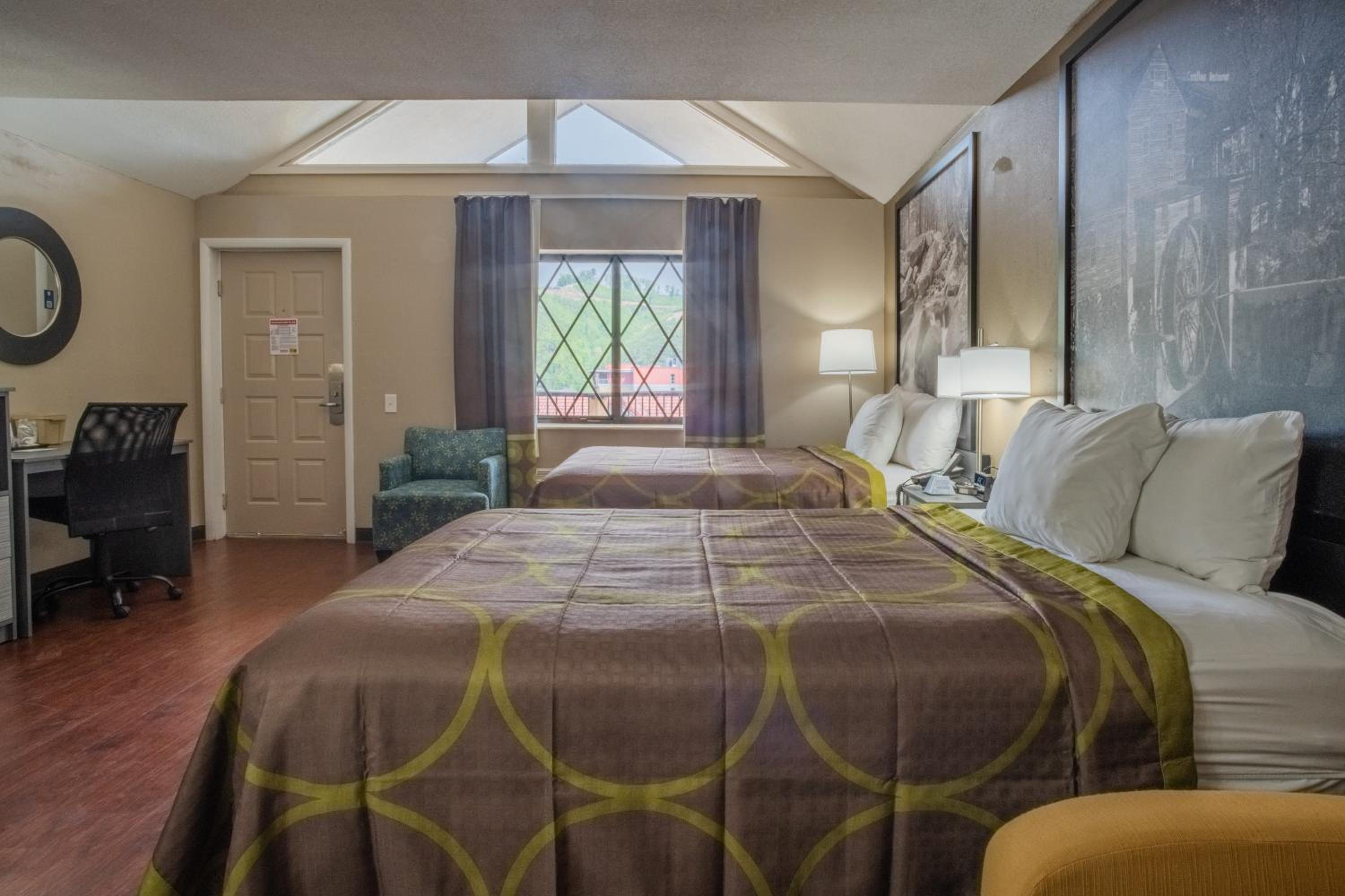 Queen Room with Two Queen Beds - Non-Smoking - Photo 6