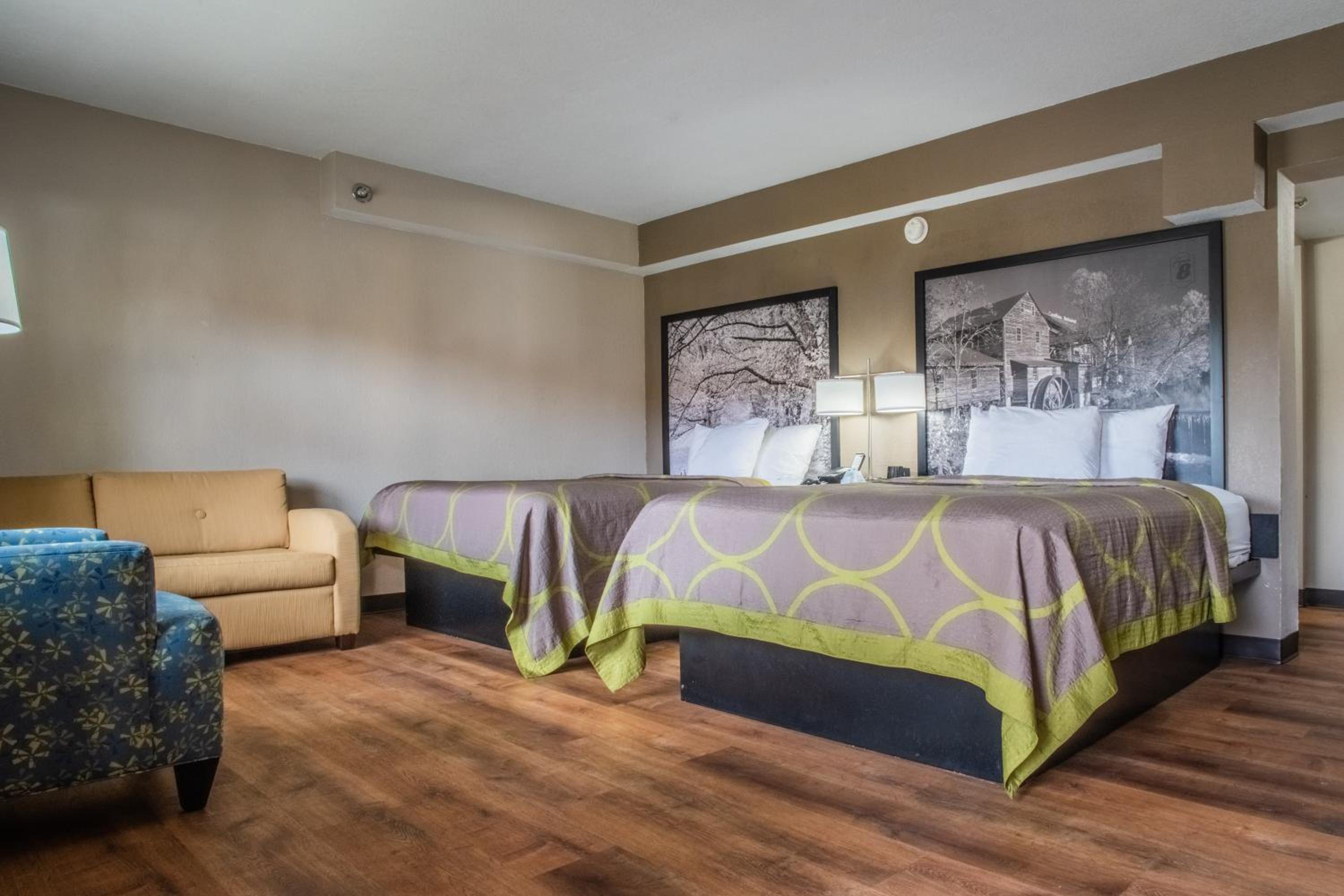 Queen Room with Two Queen Beds - Non-Smoking - Photo 2