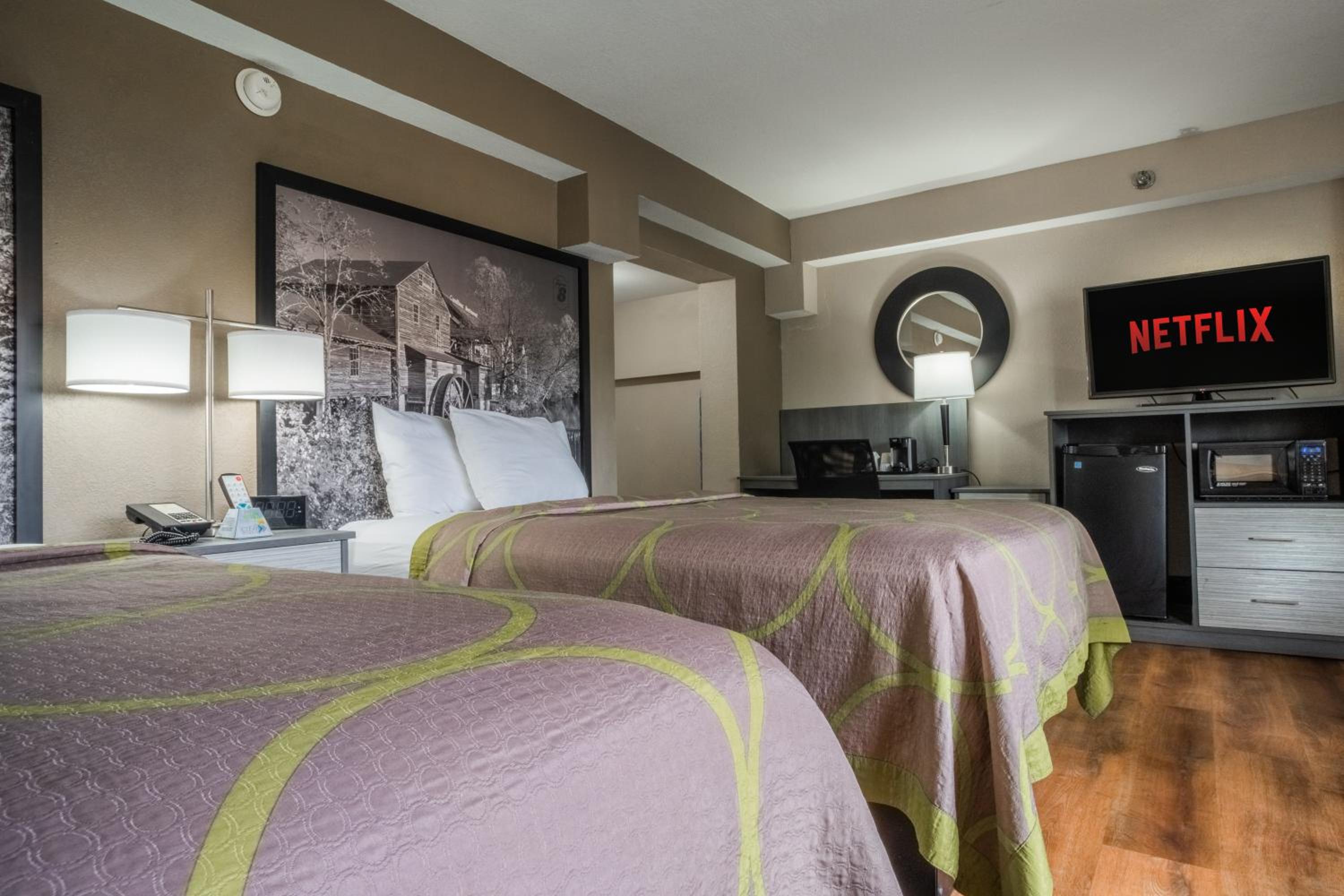 Queen Room with Two Queen Beds - Non-Smoking - Photo 6