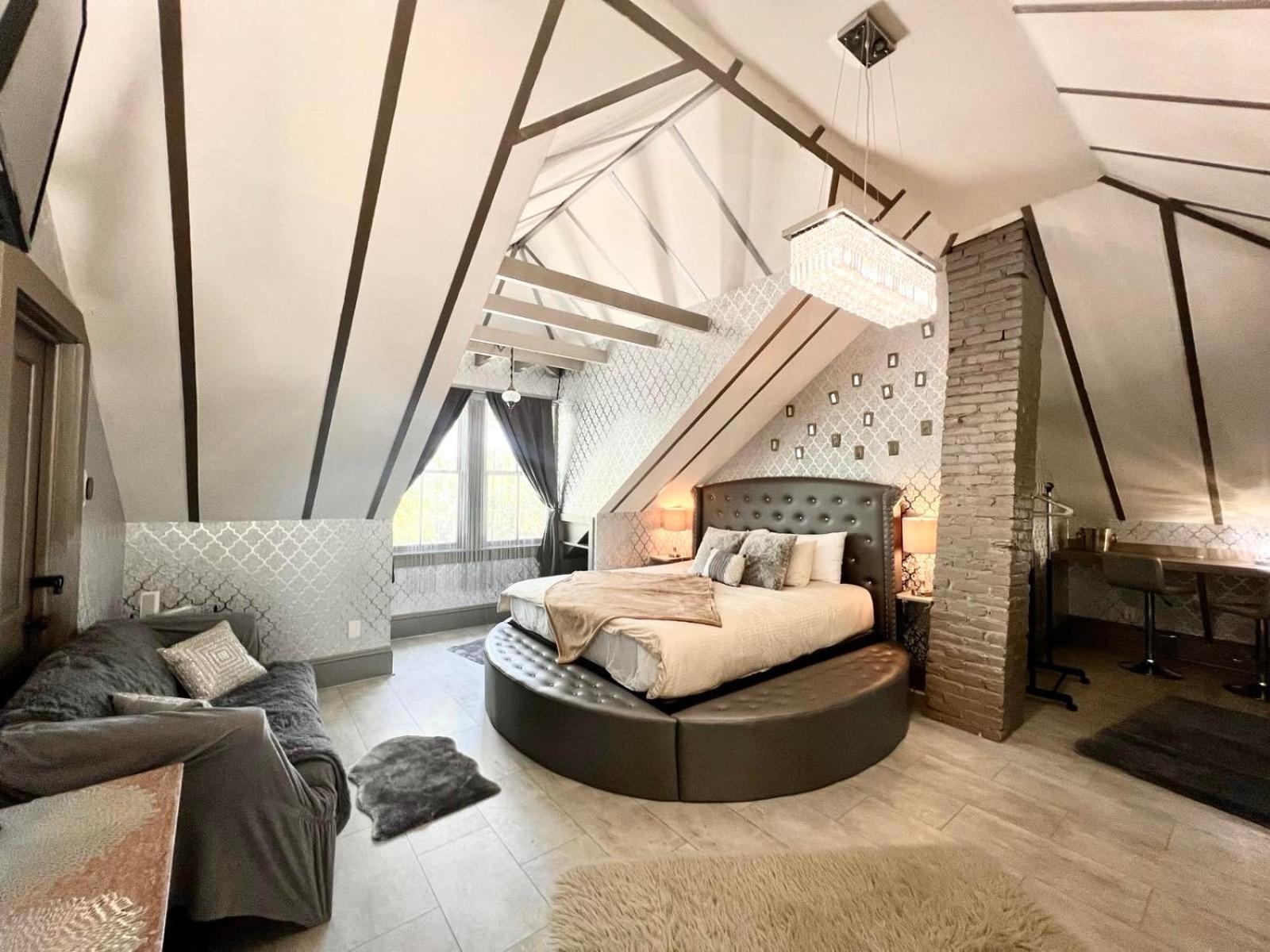 Deluxe King Suite