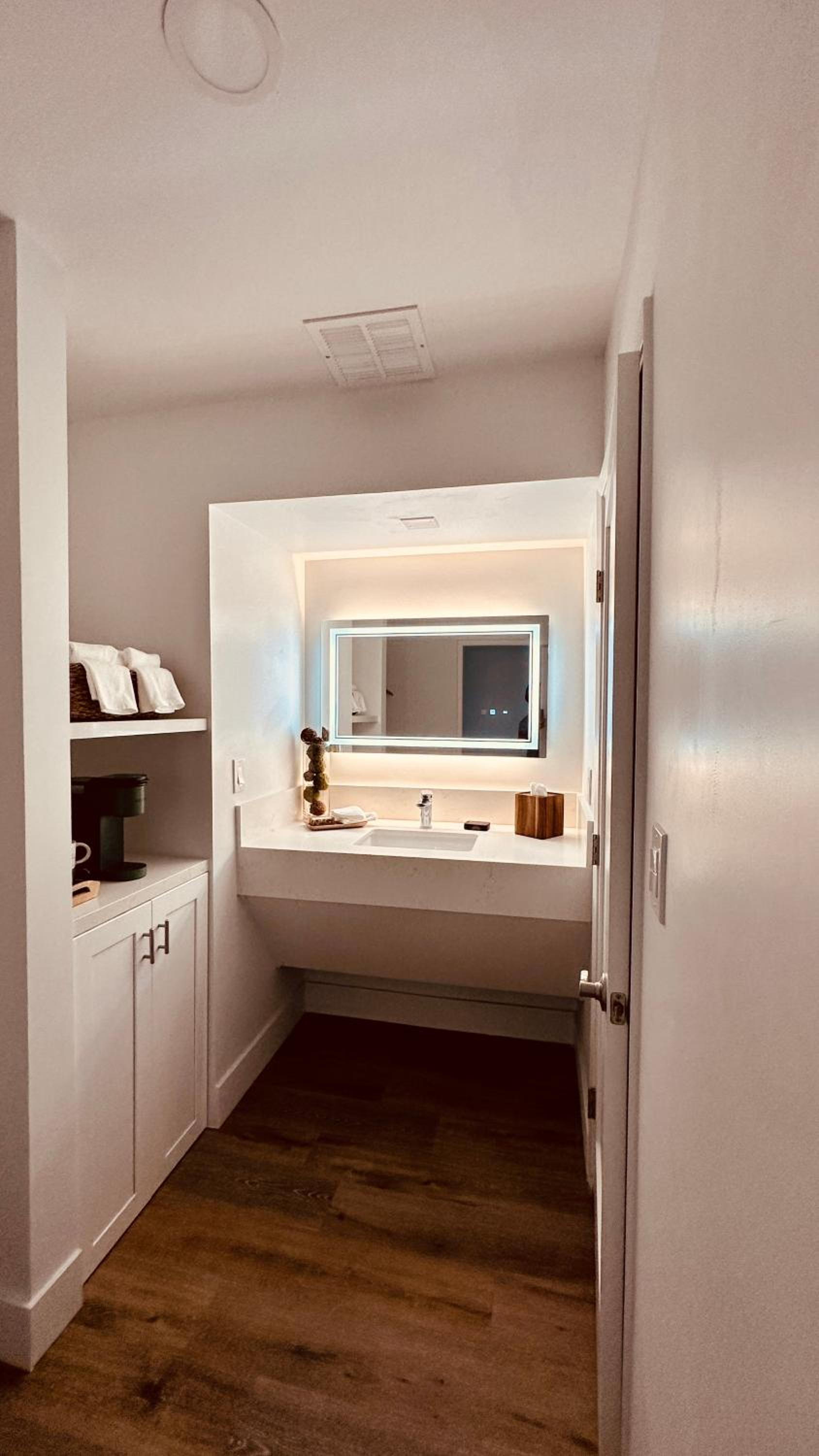 Deluxe King Room photo 2