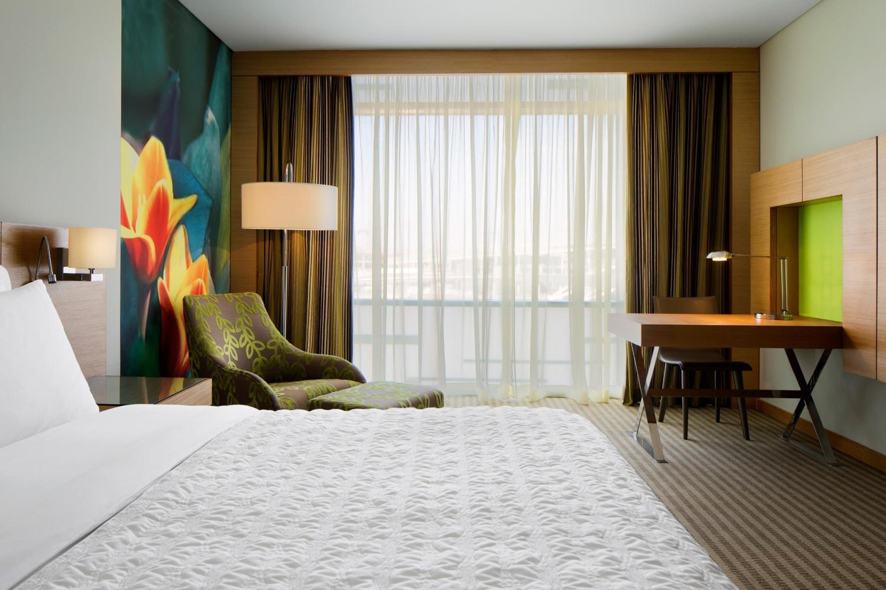 Deluxe, Guest room, 1 King, Airport view