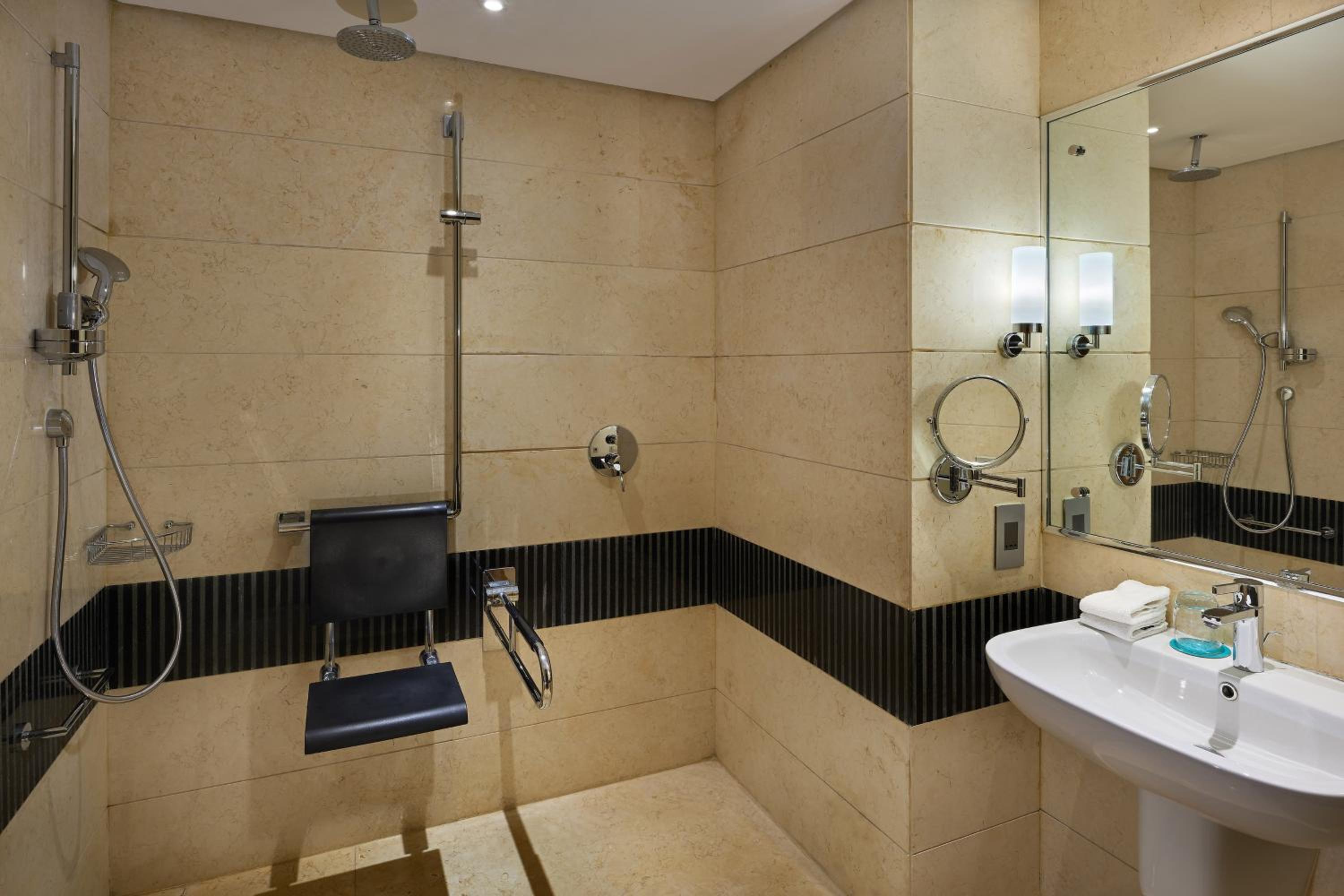 Deluxe, Guest room, 1 King, Airport view