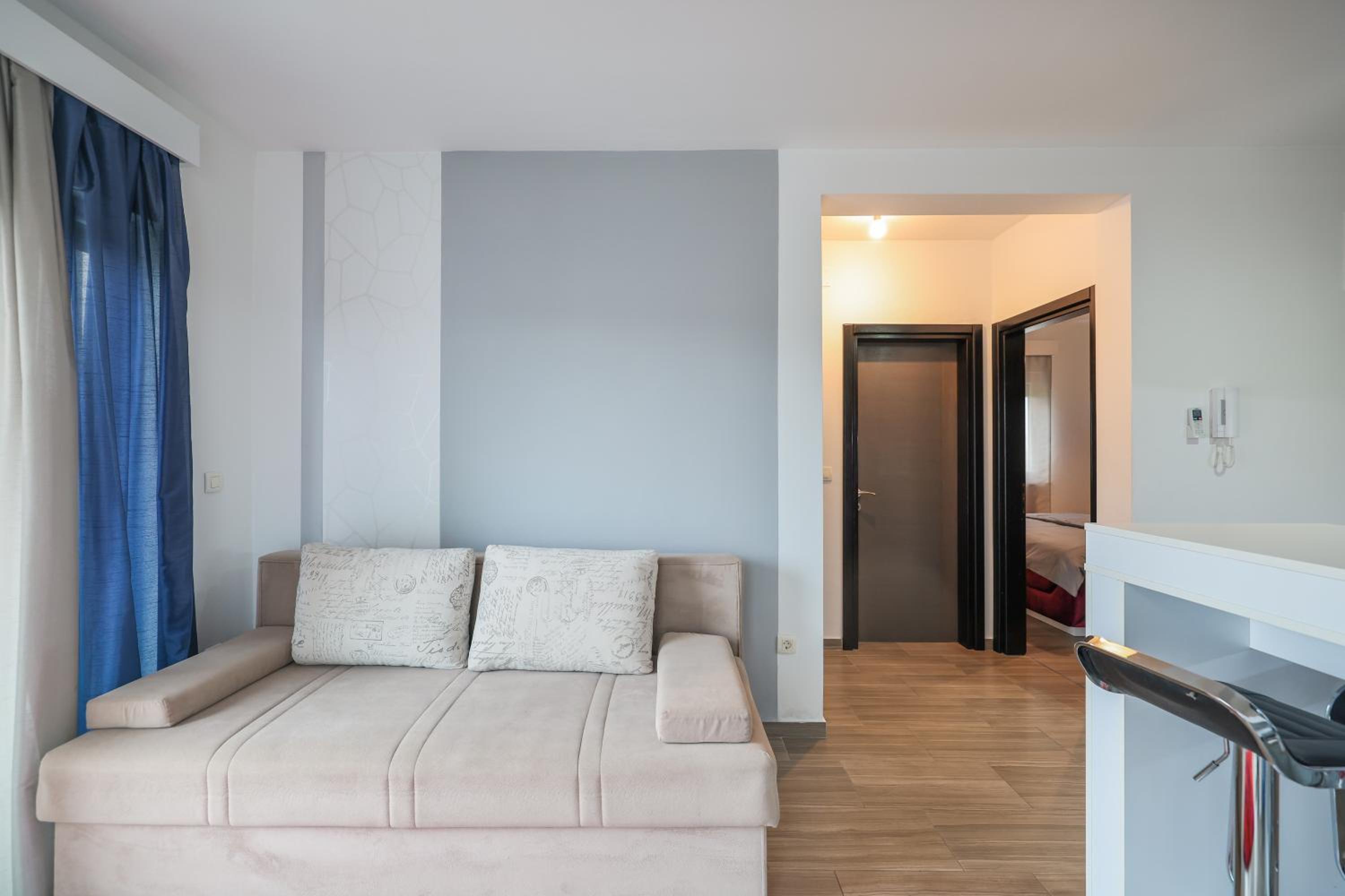Deluxe Two-Bedroom Apartment with Pool View photo 2