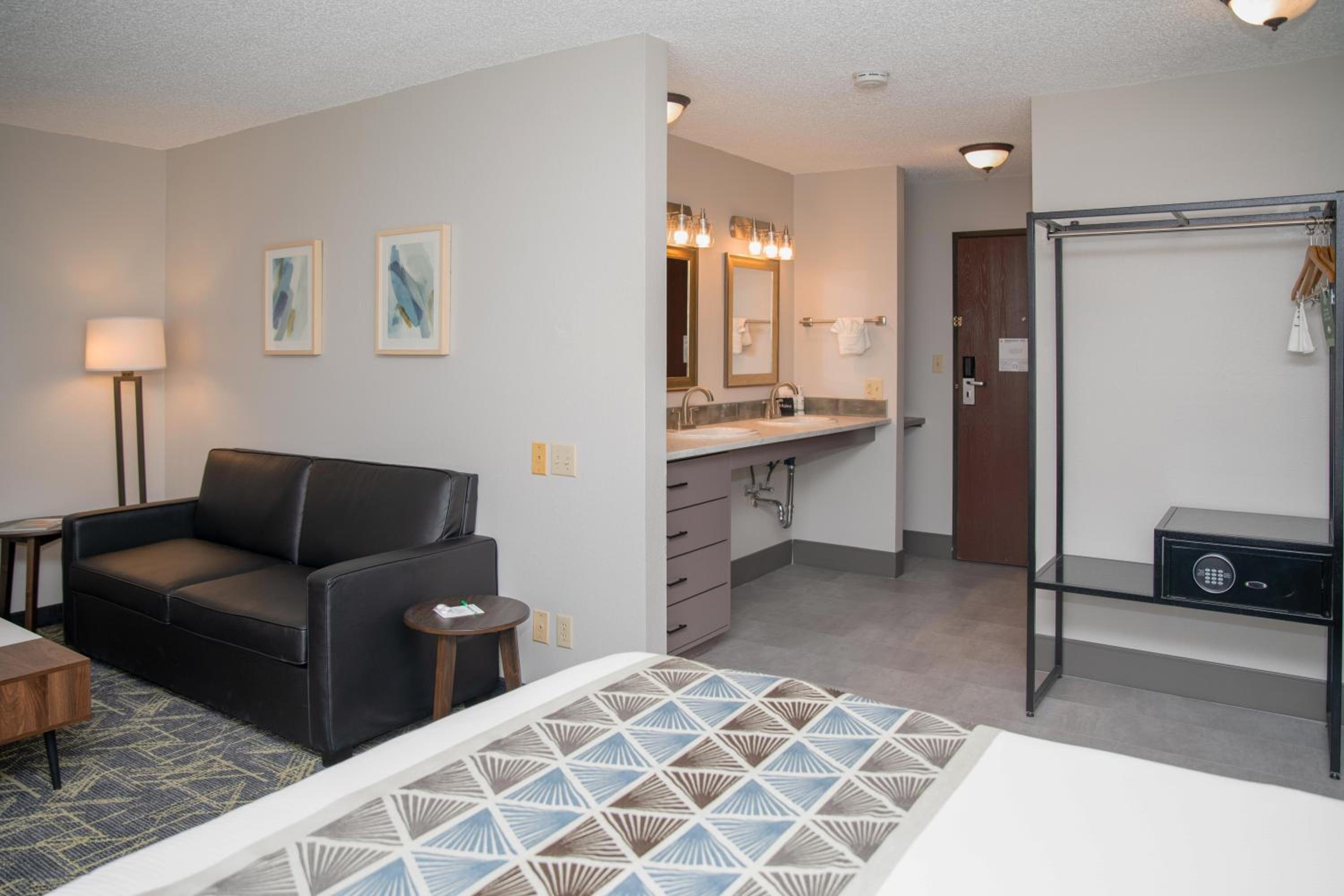 King Suite with Sofa Bed - Non-Smoking - Photo 1
