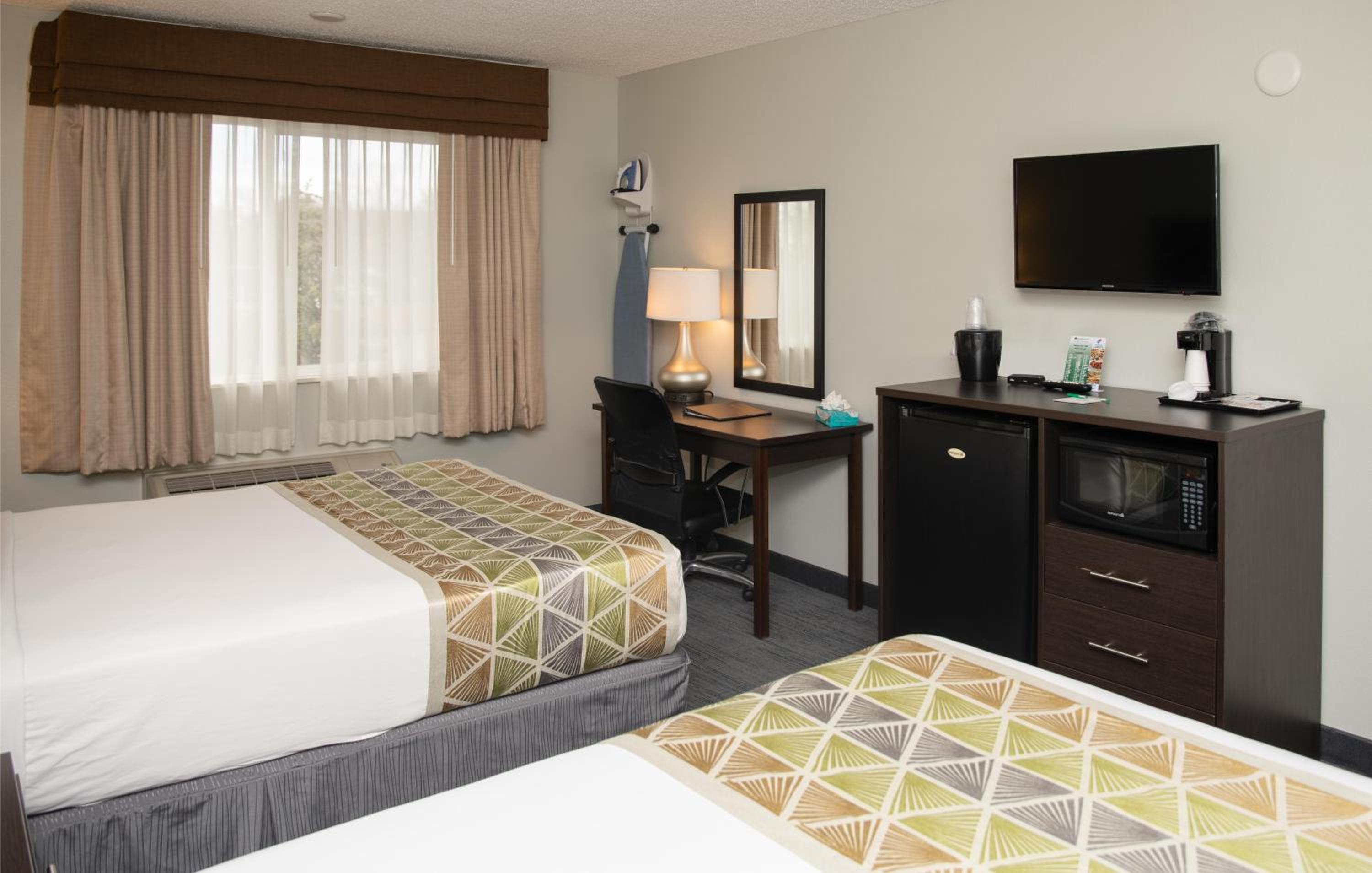 Queen Room with Two Queen Beds - Non-Smoking - Photo 1