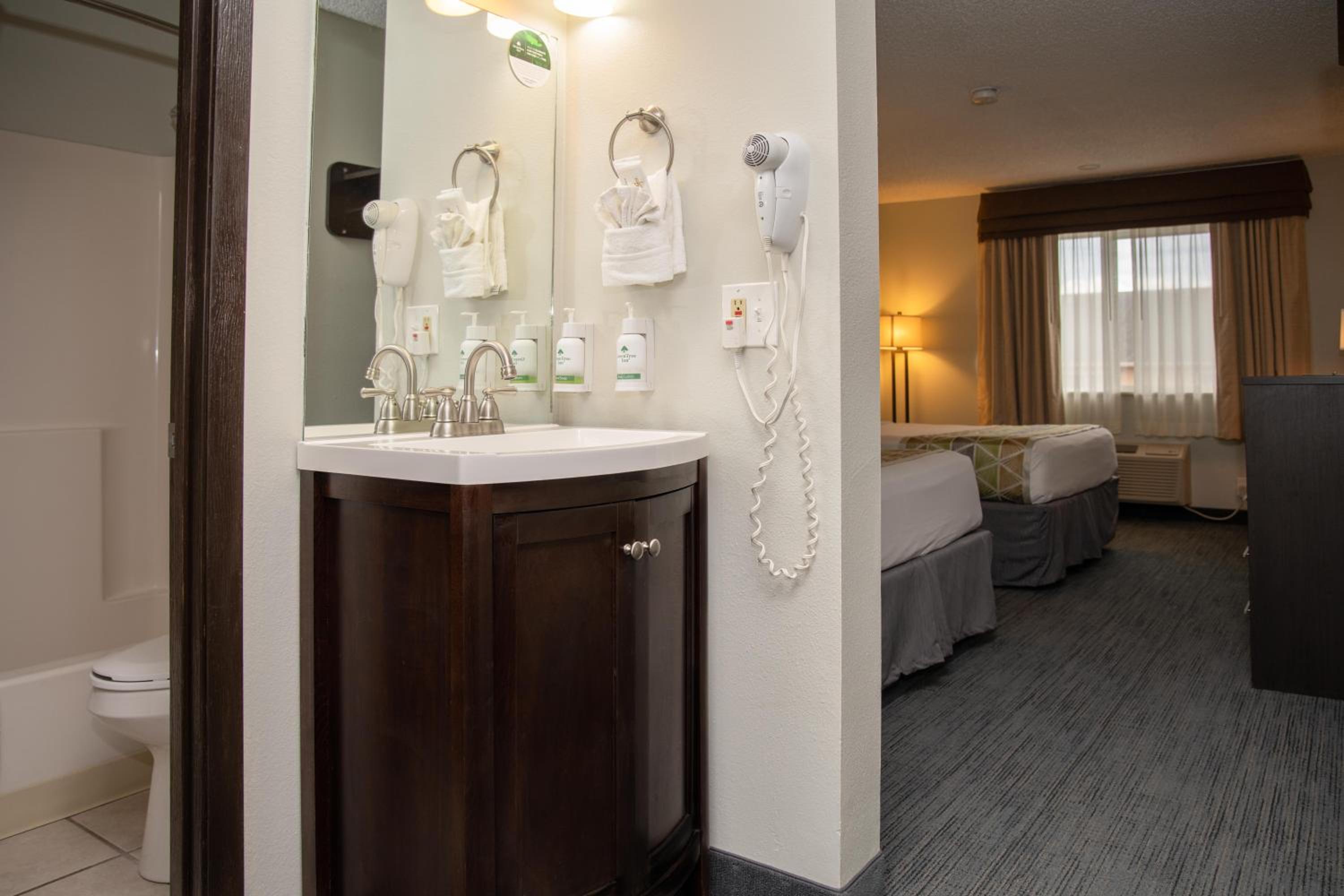 Queen Room with Two Queen Beds - Non-Smoking - Photo 6