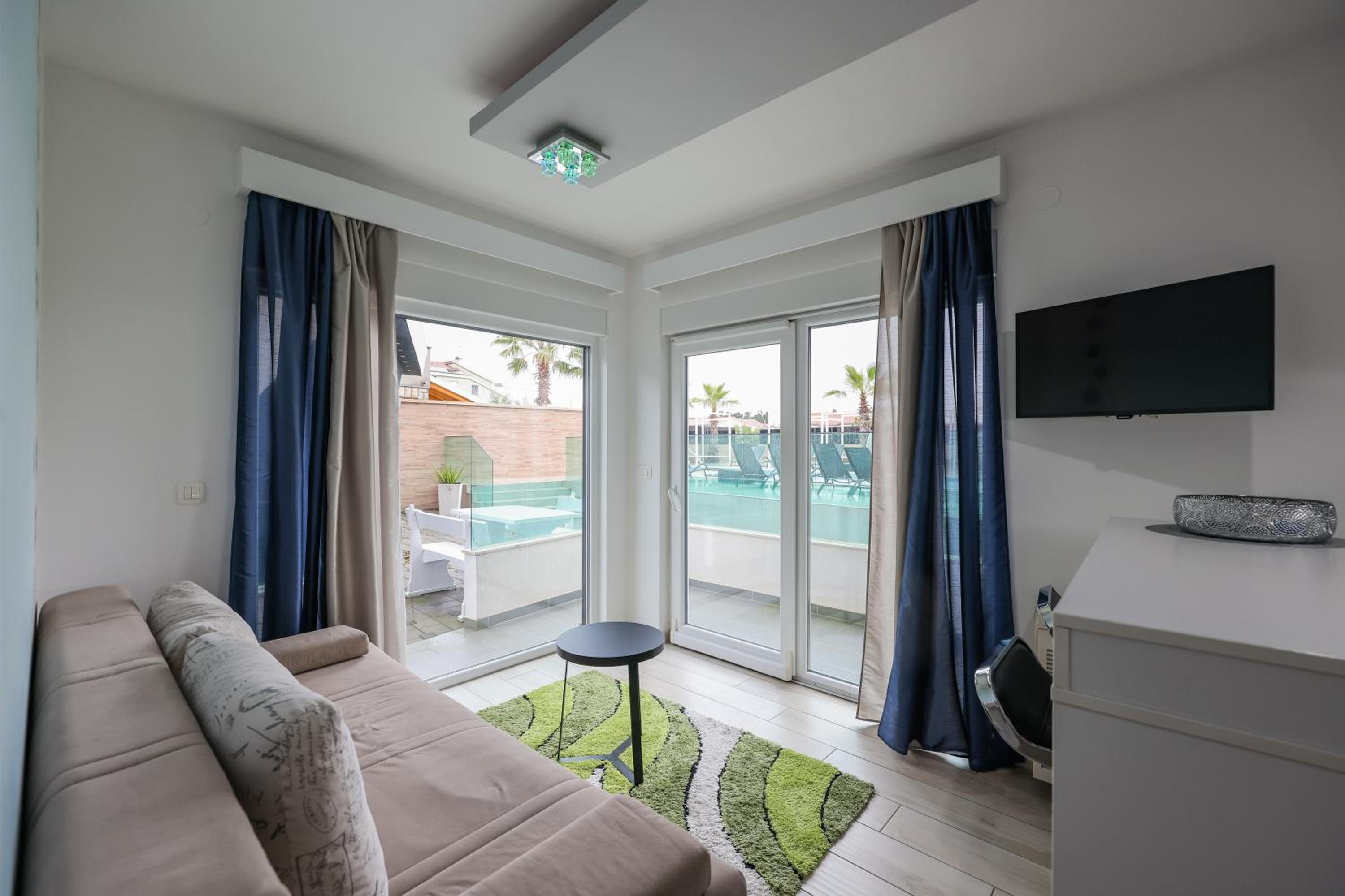 Deluxe Two-Bedroom Apartment Ground Floor with Pool View photo 2