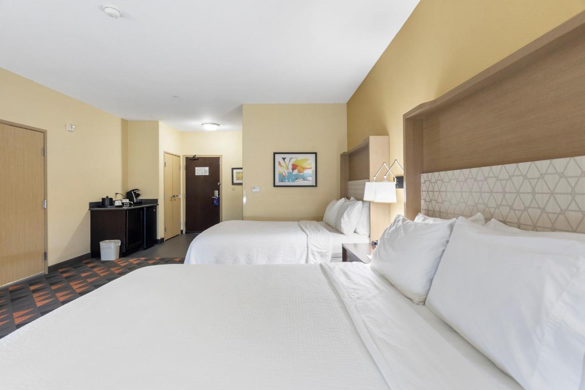 Standard Room with Two Queen Beds - Photo 5