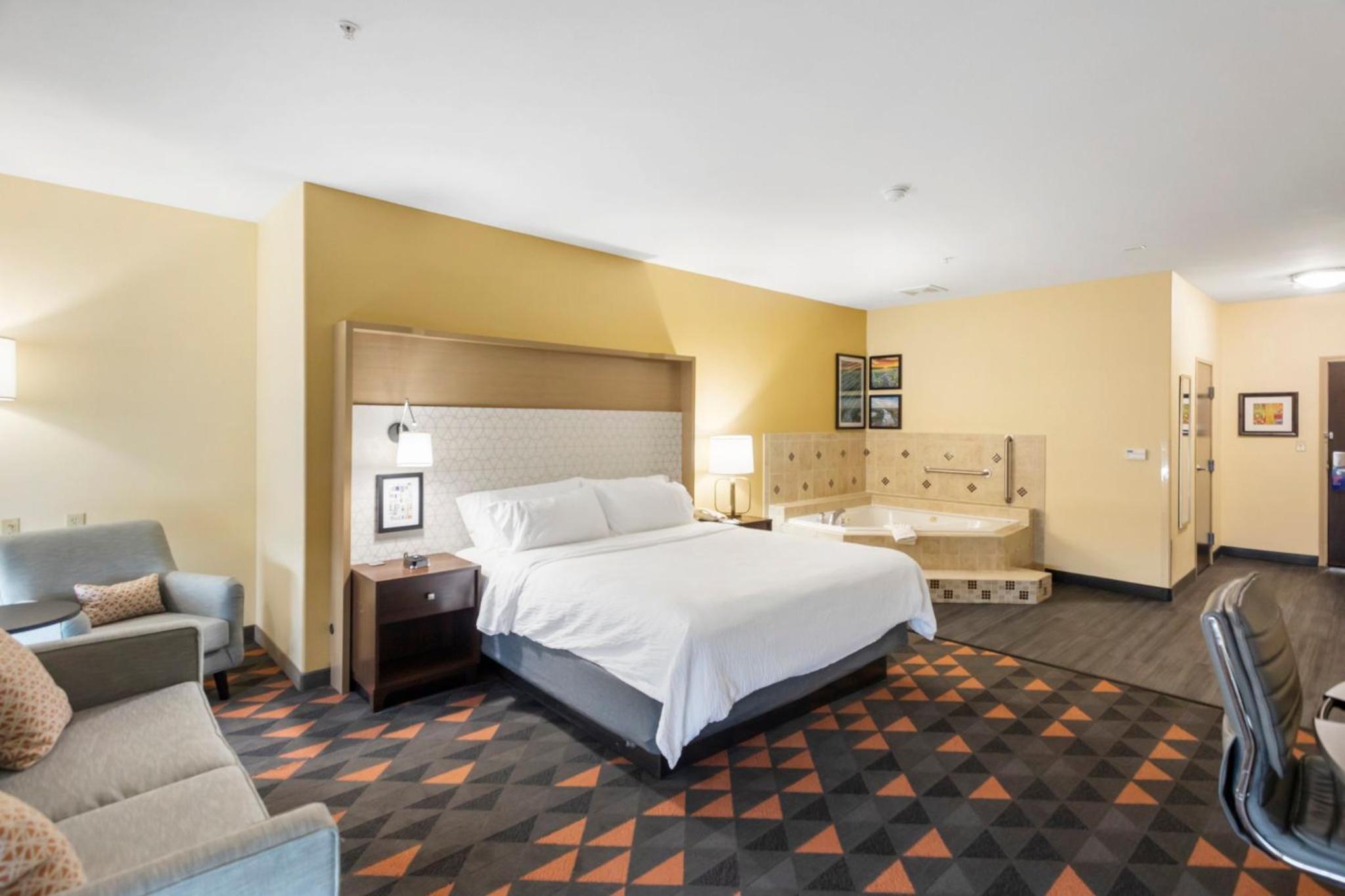 King Room with Jetted Tub - Photo 3