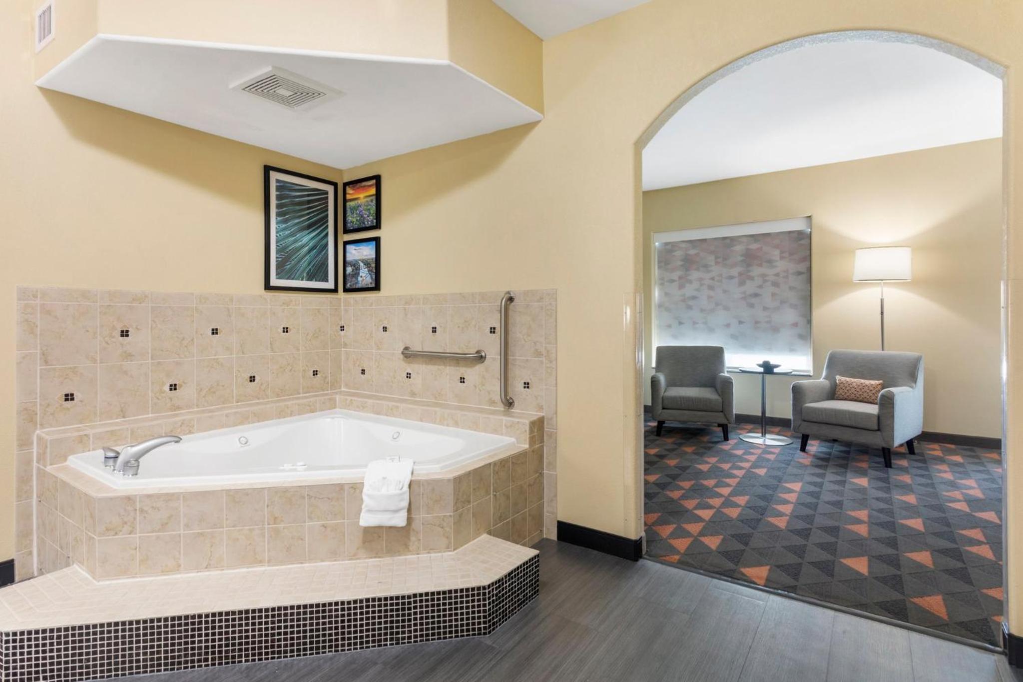 Suite - Photo 5