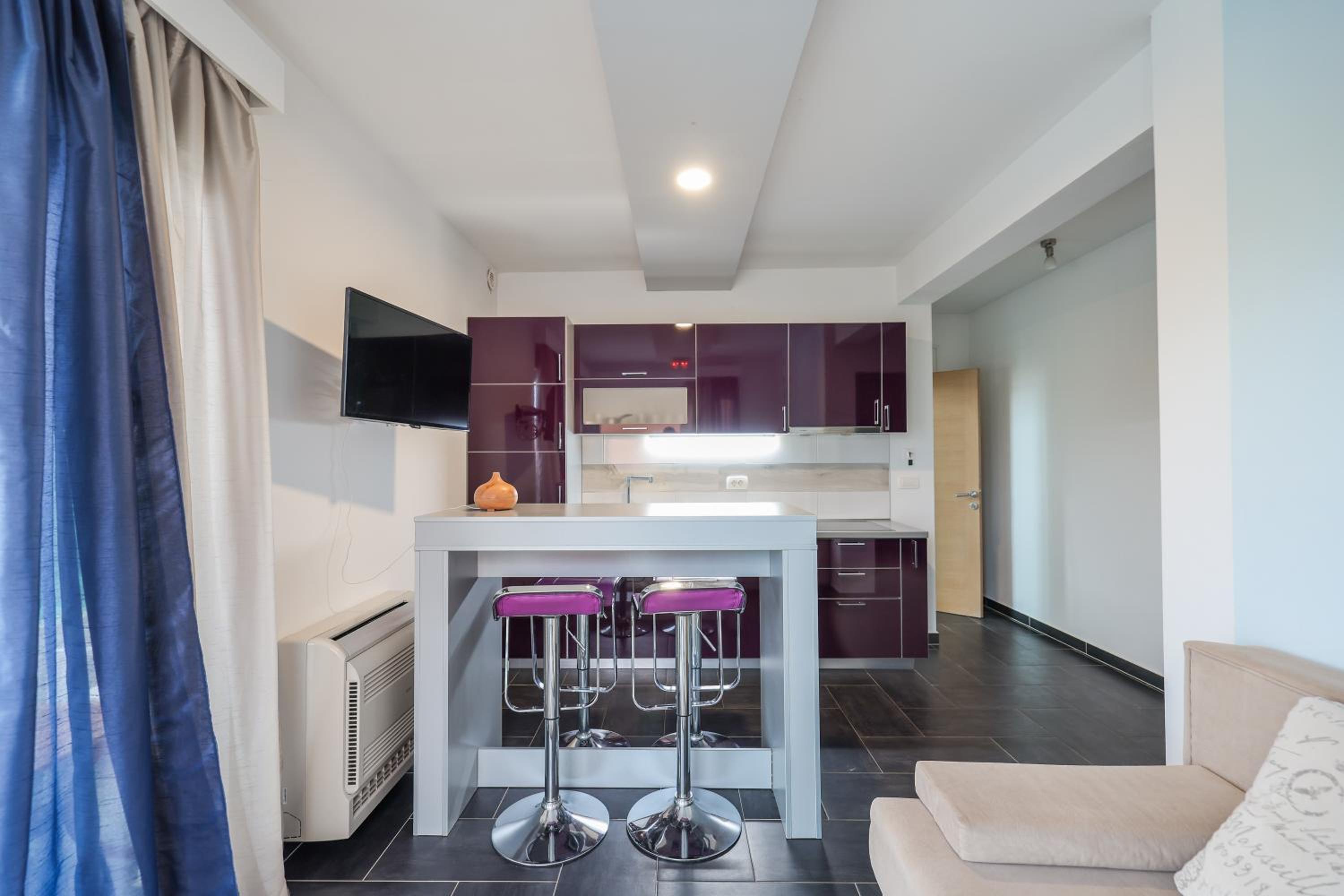 Deluxe Two-Bedroom Apartment with Balcony and Pool View photo 2