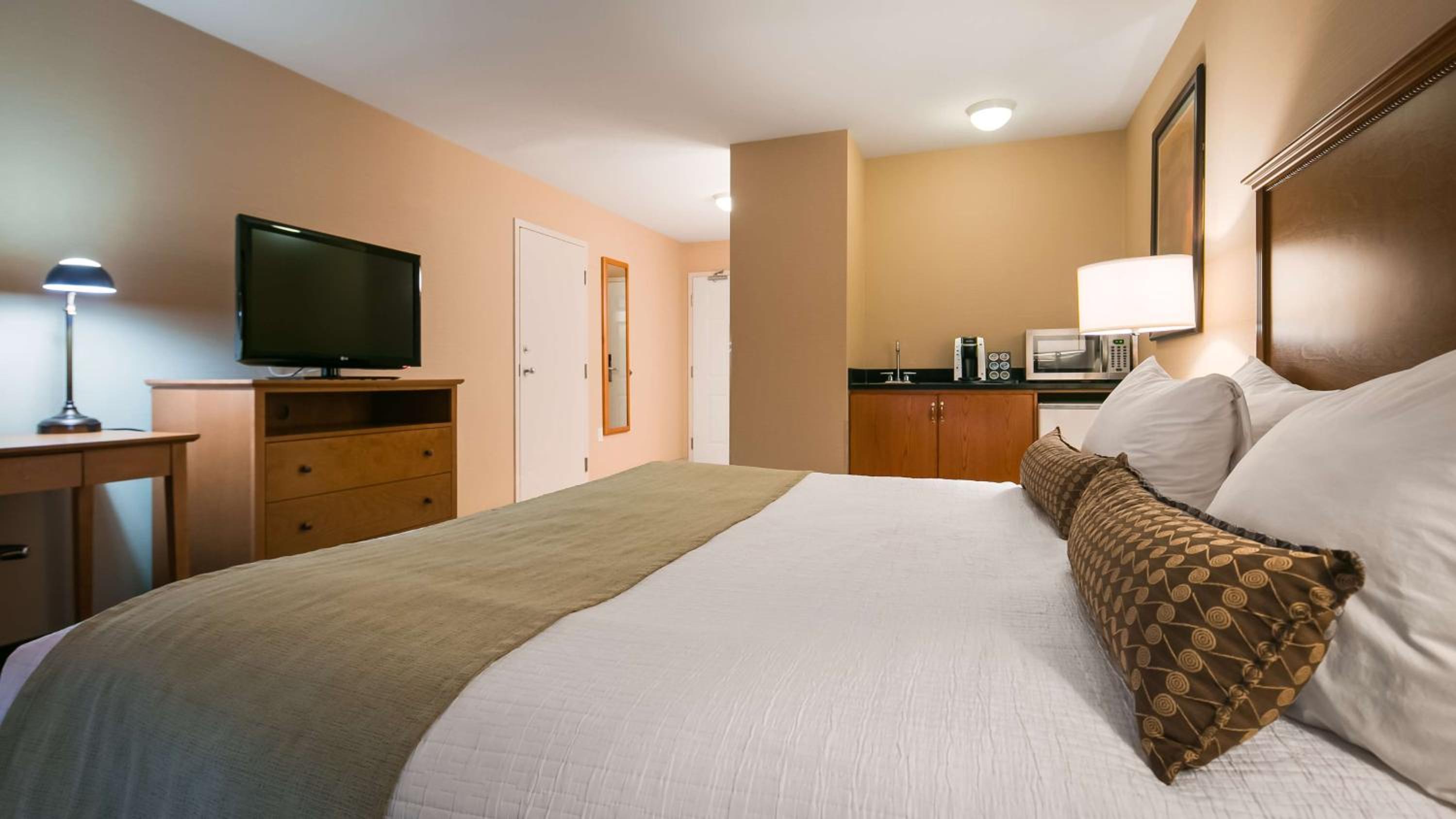 Queen Room with Two Queen Beds - Non-Smoking photo 1