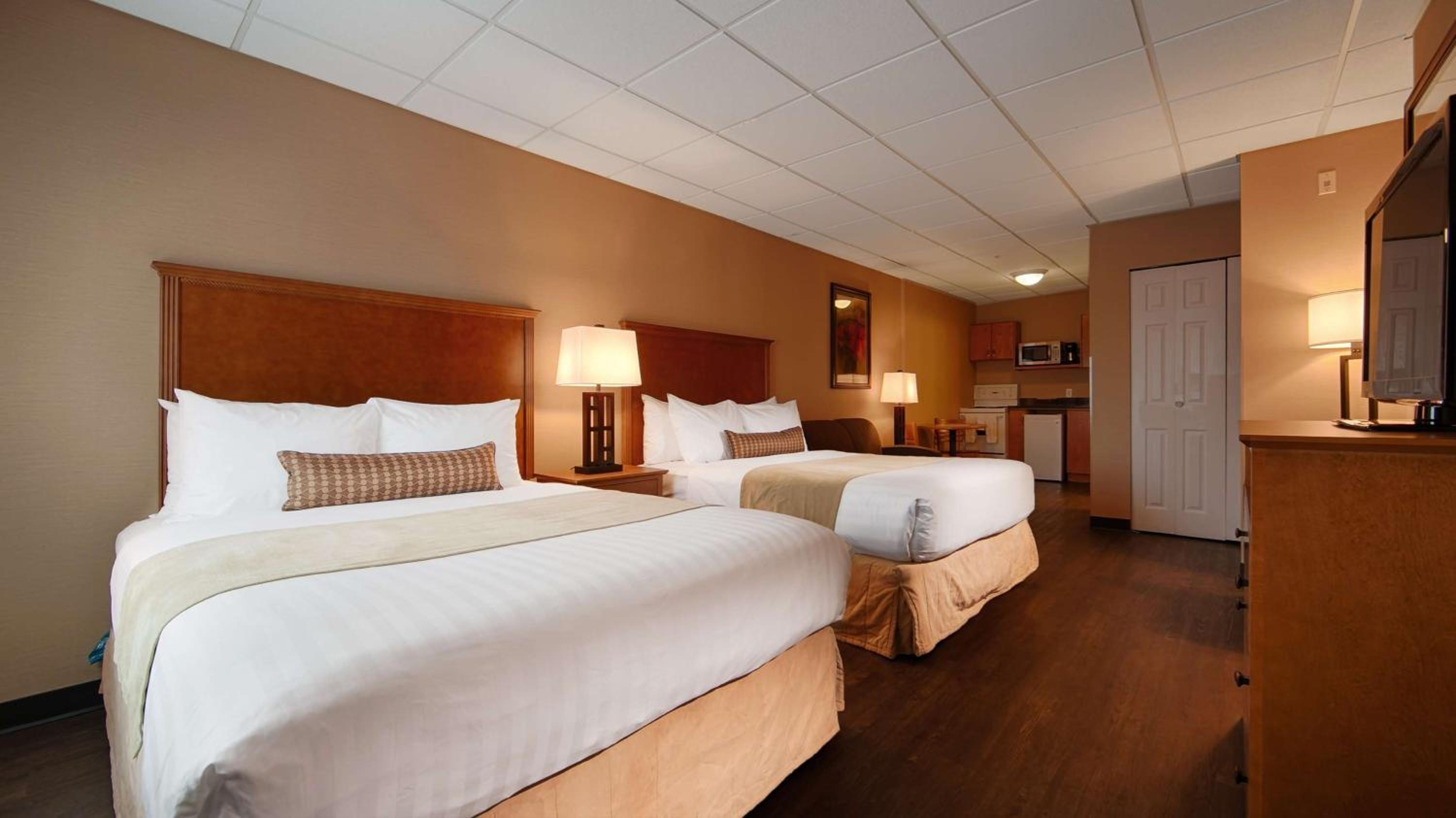 Queen Room with Two Queen Beds - Non-Smoking photo 2