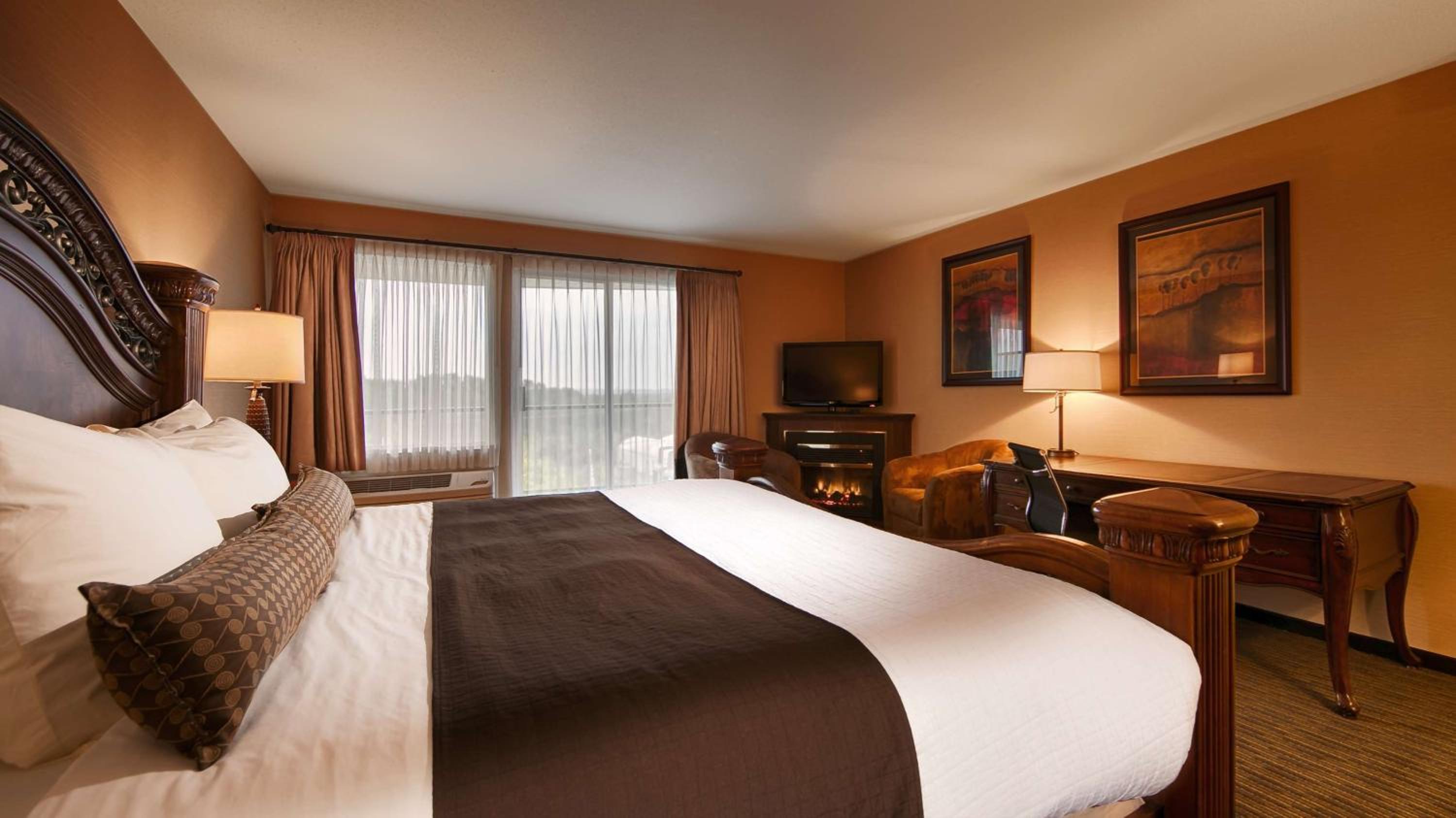 King Room with Fireplace - Non-Smoking photo 2