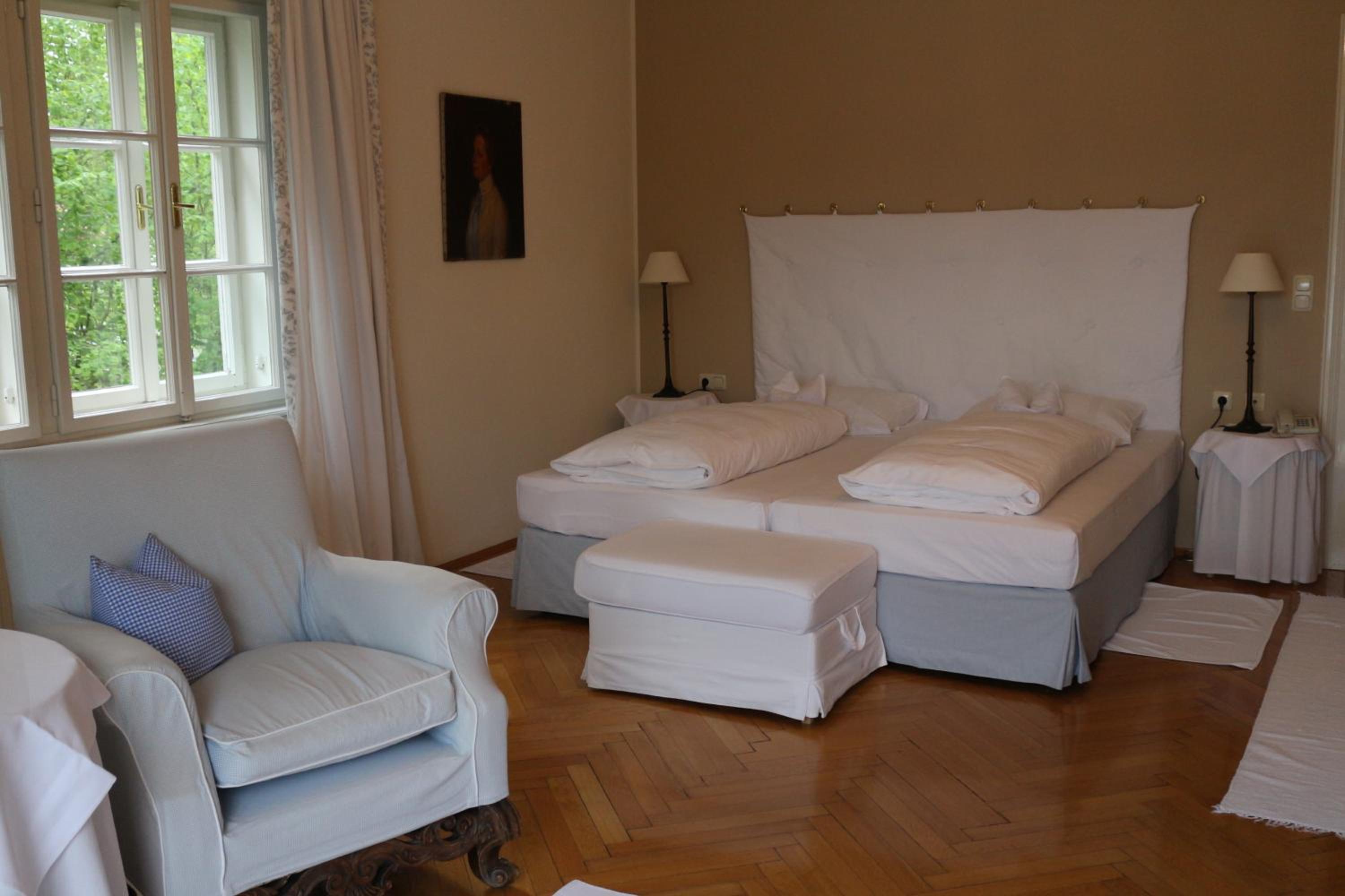 Double or Twin Room with Garden View - Photo 8