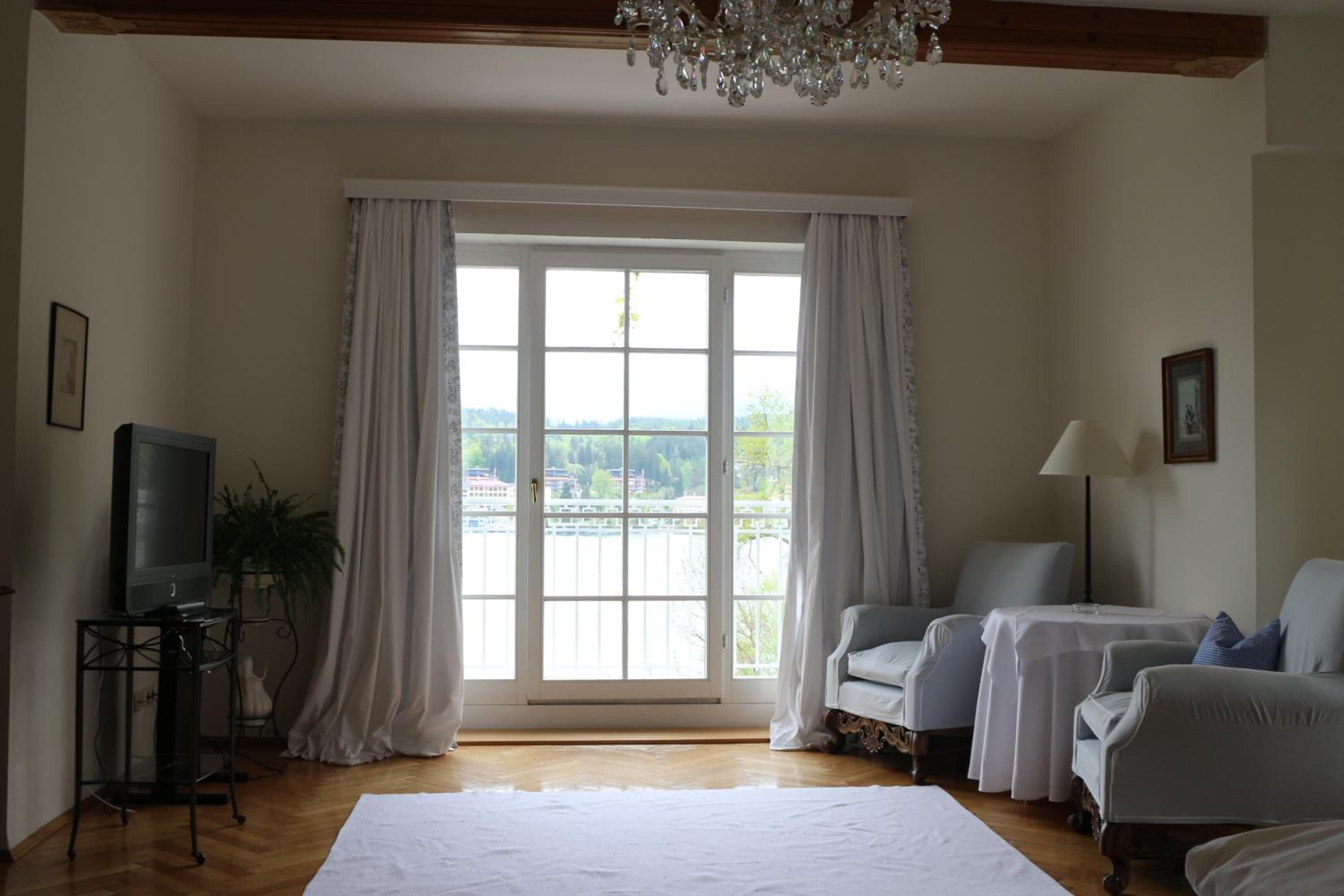 Double or Twin Room with Lake View photo 1